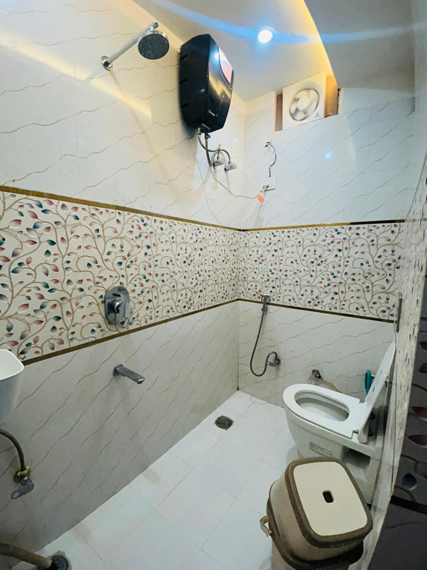 Divya Darshan Guest House, 100m From Shri Ram Janam Bhoomi Dham Ayodhya