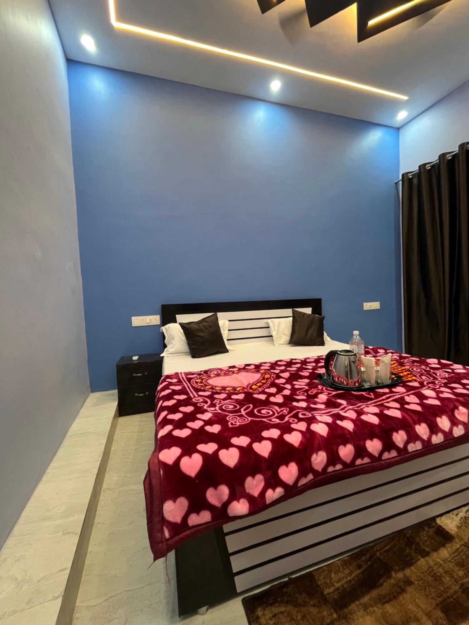 Vedas - A Group Of Comfort 3*