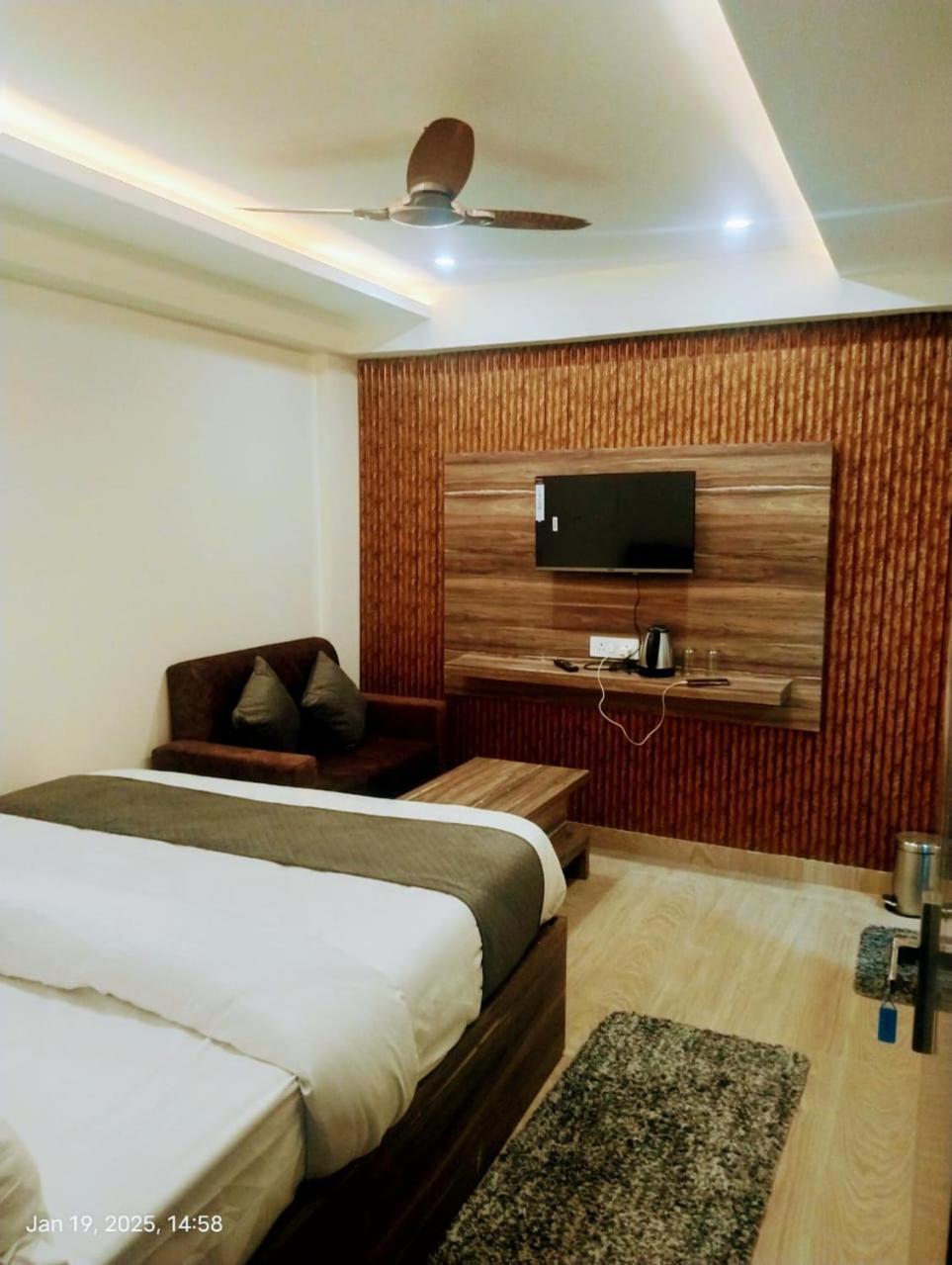 Abhinandan Hotel *