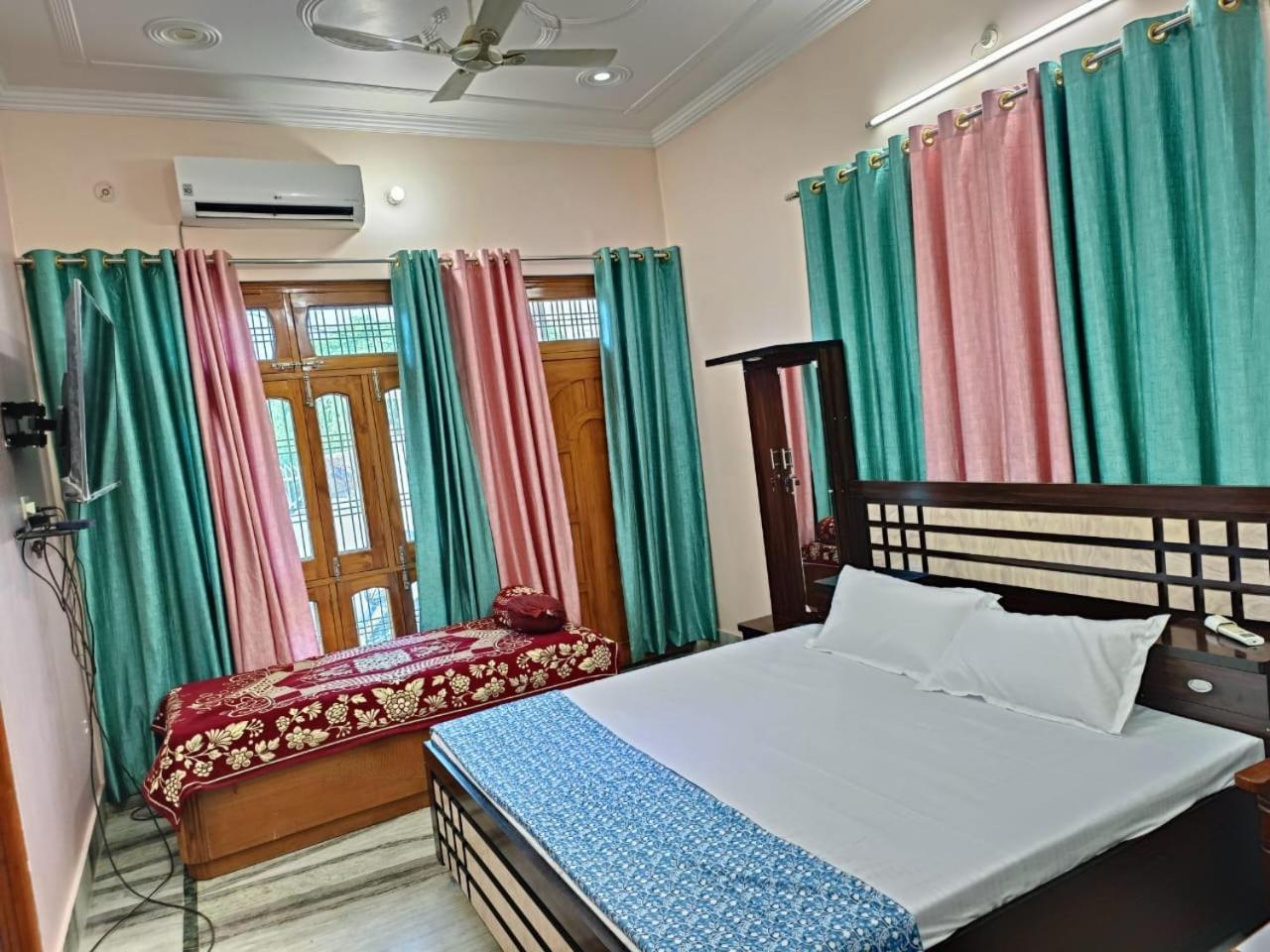 Arya Hotel 3*