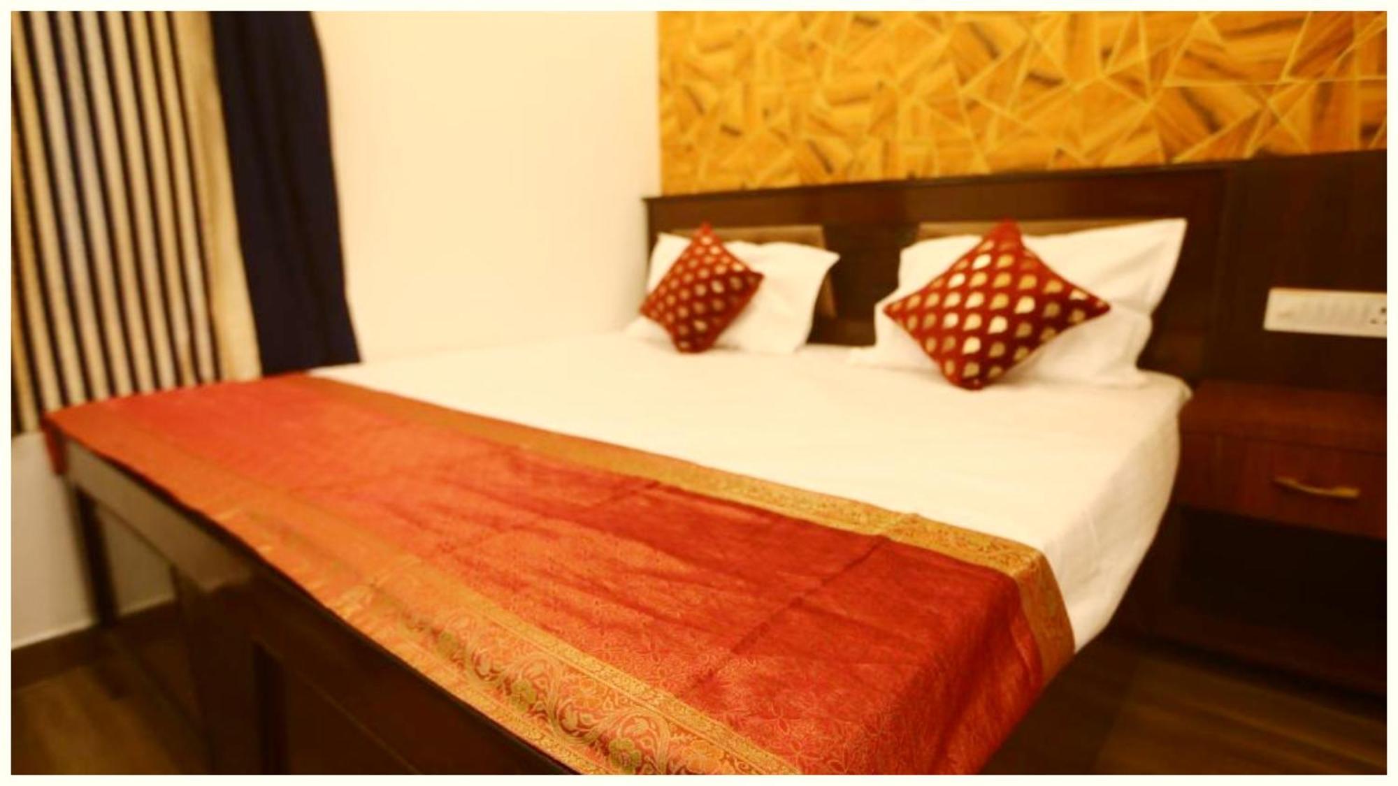 Hanuman Jee Near Temple -fully-air-conditioned With Free Wifi-facility, Hotel Ayodhya