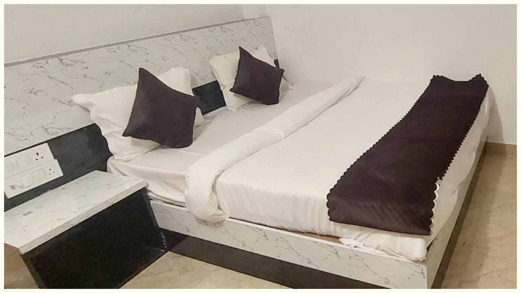 Hanuman Jee Near Temple -fully-air-conditioned With Free Wifi-facility, 3*