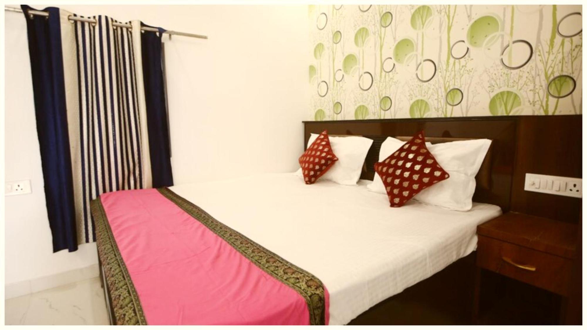Hanuman Jee Near Temple -fully-air-conditioned With Free Wifi-facility, Hotel Ayodhya