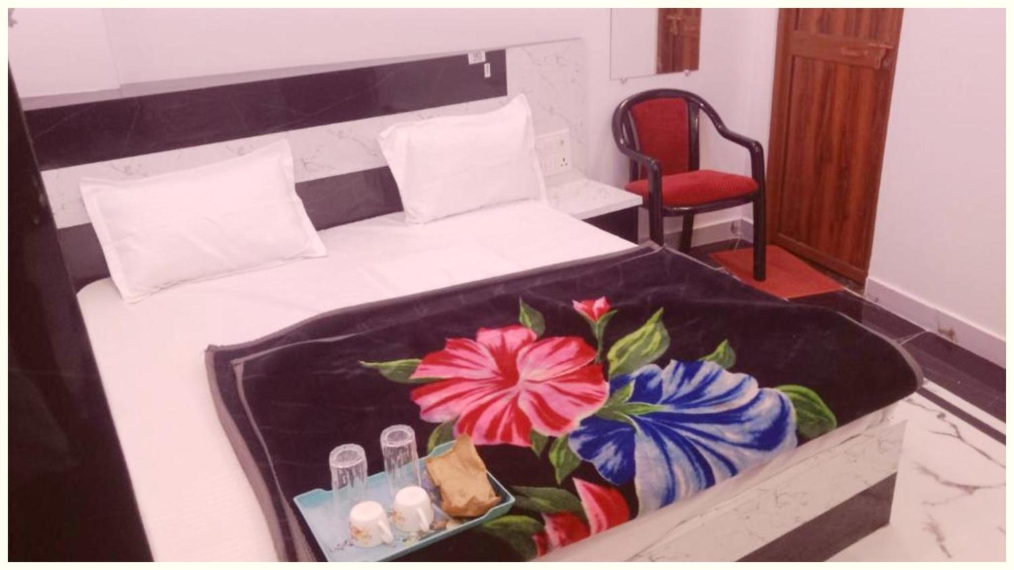 Hanuman Jee Near Temple -fully-air-conditioned With Free Wifi-facility, Ayodhya