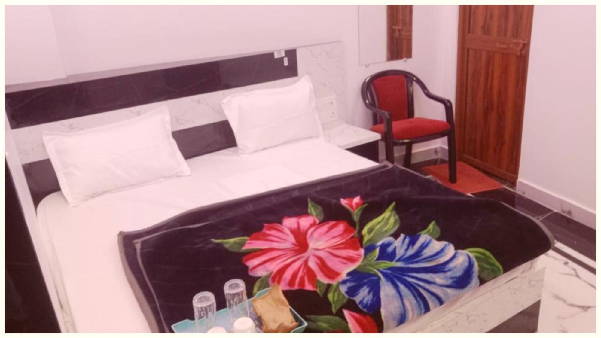 Hanuman Jee Near Temple -fully-air-conditioned With Free Wifi-facility, 3* Ayodhya
