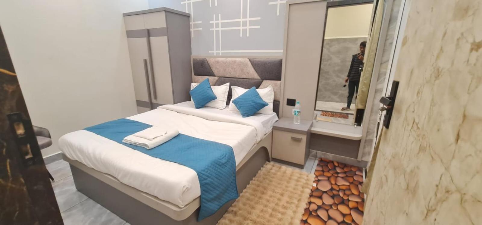 Gaurav Hotel