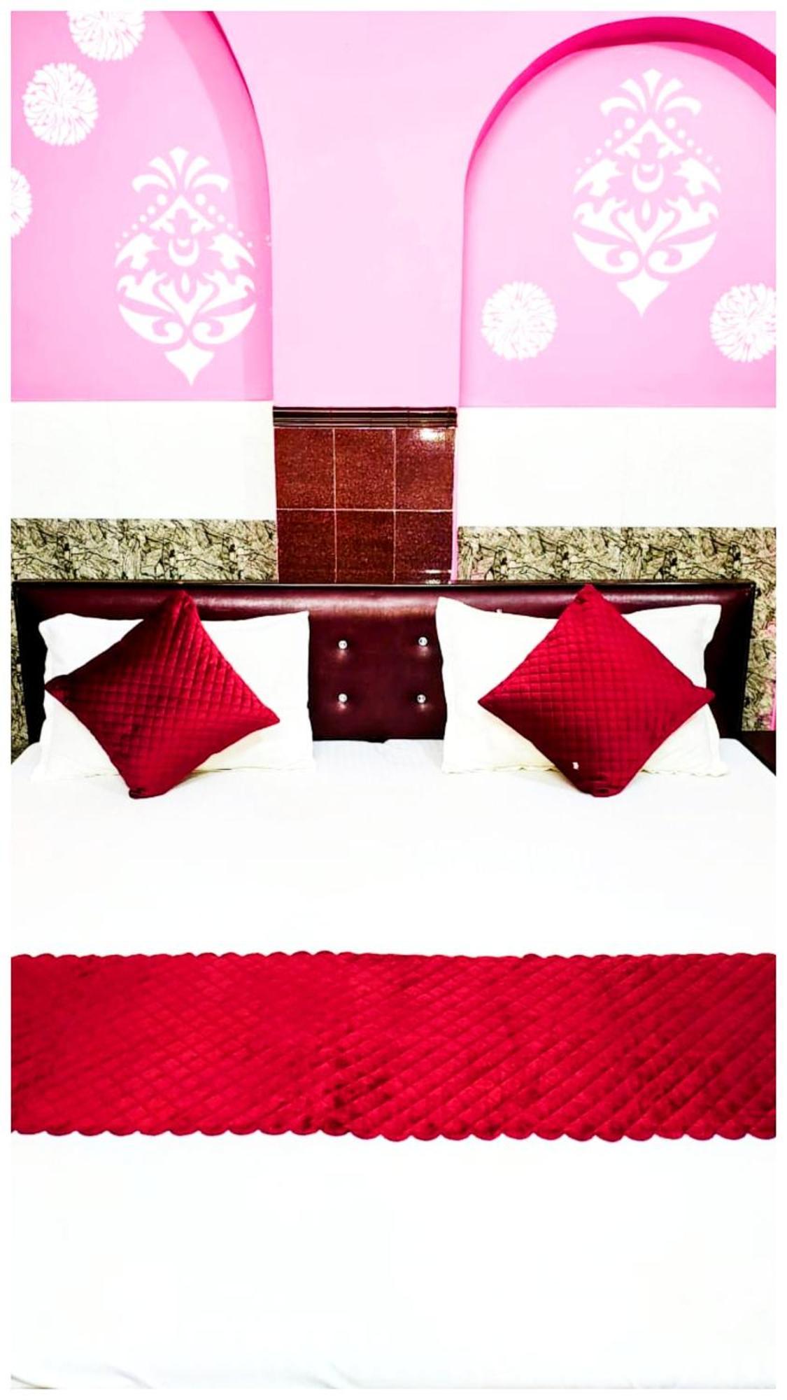 Homestay S H R E E - H A R I - L O D G E Near Temple And Shri Hanuman Garhi Mandir - Restaurant With Wi-fi Facilities - Hygiene & Spacious - In *