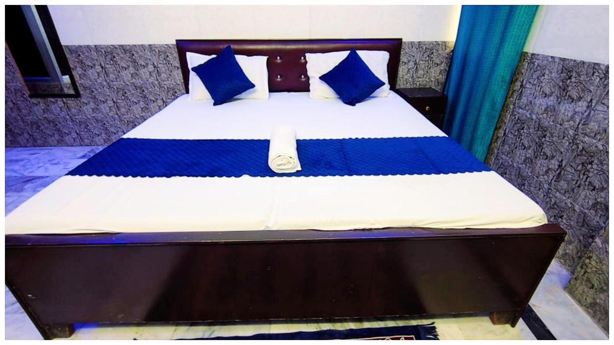 S H R E E - H A R I - L O D G E Near Temple And Shri Hanuman Garhi Mandir - Restaurant With Wi-fi Facilities - Hygiene & Spacious - In *