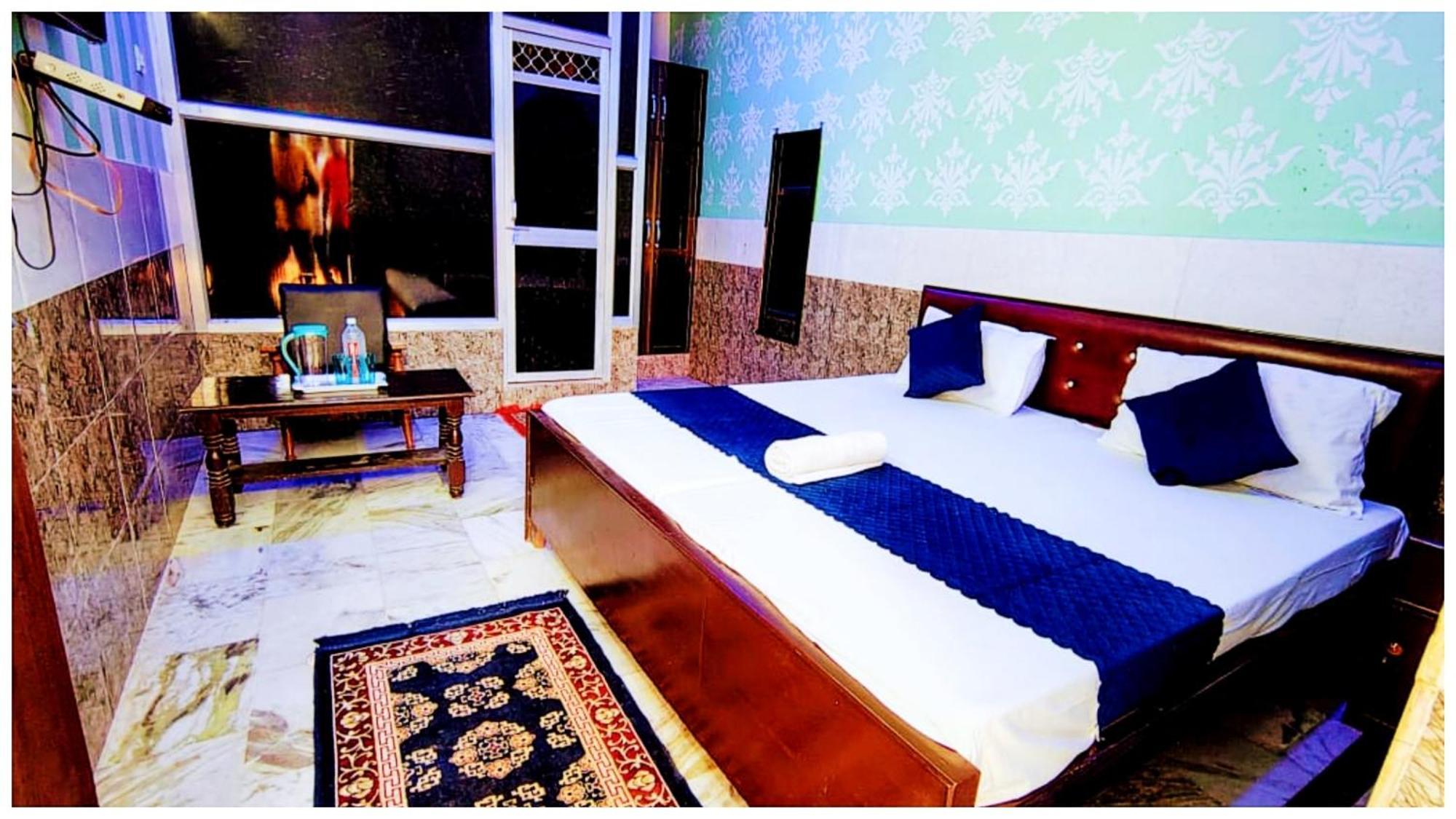 S H R E E - H A R I - L O D G E Near Temple And Shri Hanuman Garhi Mandir - Restaurant With Wi-fi Facilities - Hygiene & Spacious - In