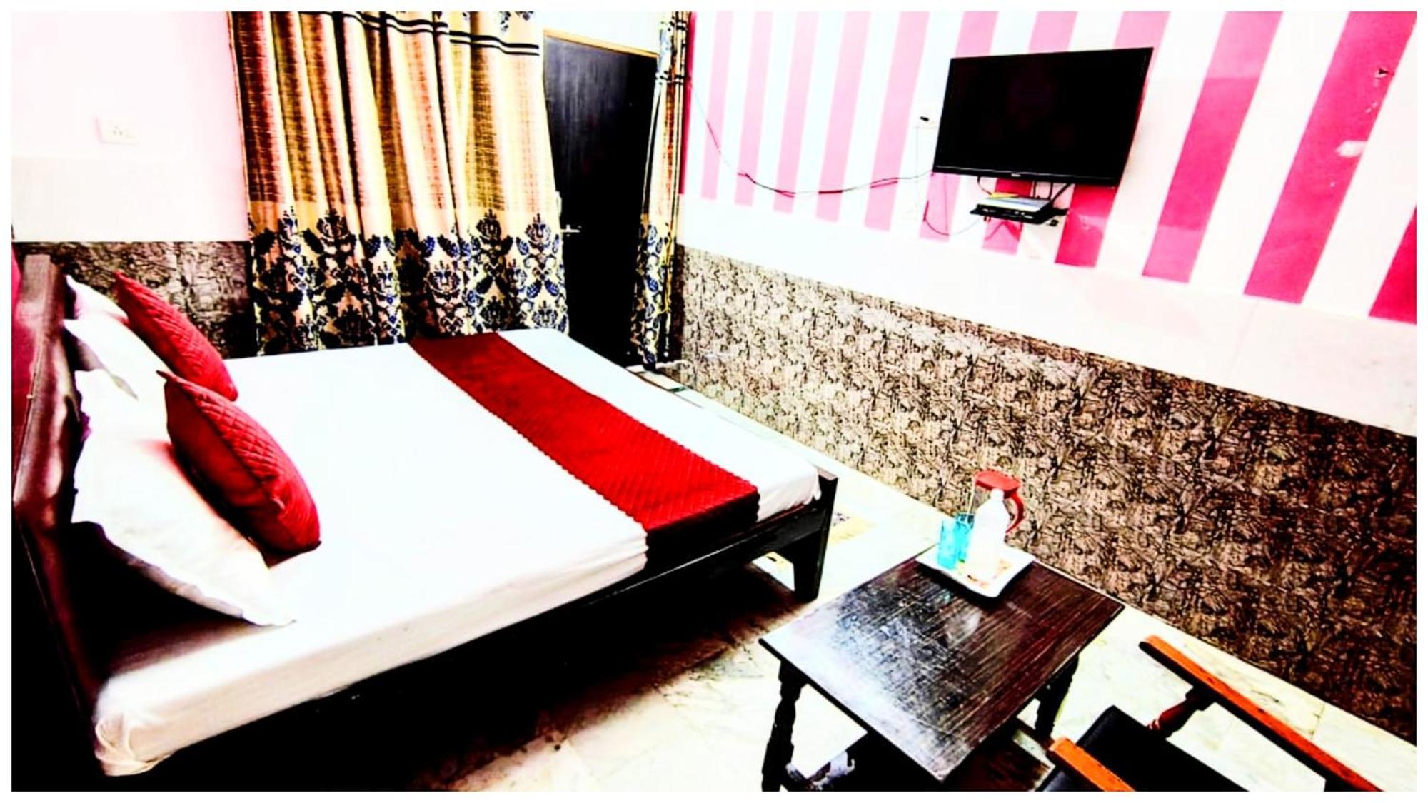 S H R E E - H A R I - L O D G E Near Temple And Shri Hanuman Garhi Mandir - Restaurant With Wi-fi Facilities - Hygiene & Spacious - In Homestay Ayodhya