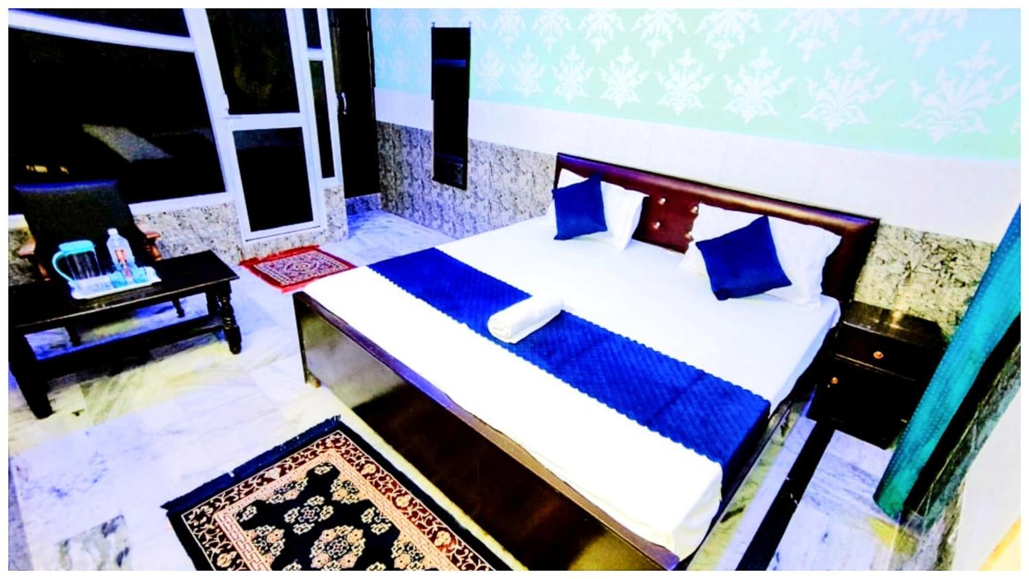 S H R E E - H A R I - L O D G E Near Temple And Shri Hanuman Garhi Mandir - Restaurant With Wi-fi Facilities - Hygiene & Spacious - In