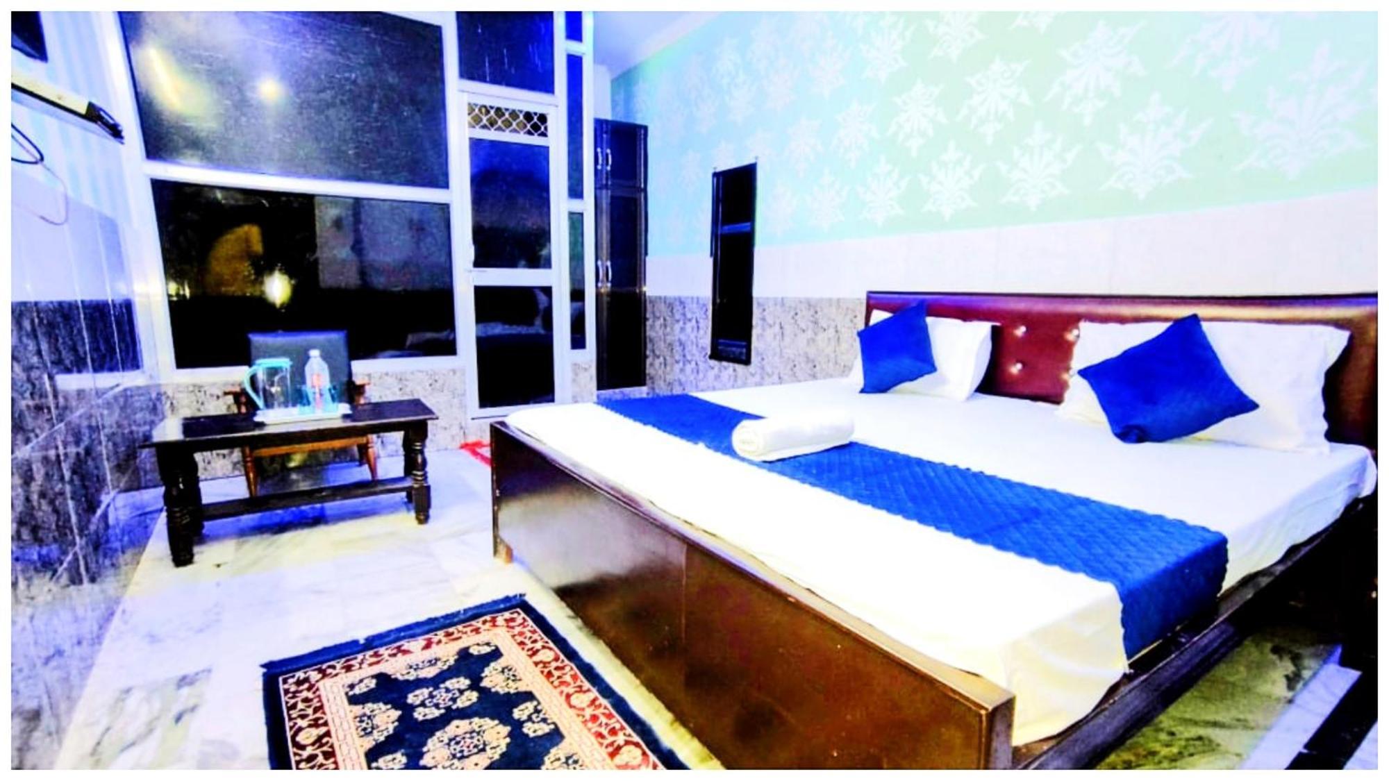 Homestay S H R E E - H A R I - L O D G E Near Temple And Shri Hanuman Garhi Mandir - Restaurant With Wi-fi Facilities - Hygiene & Spacious - In