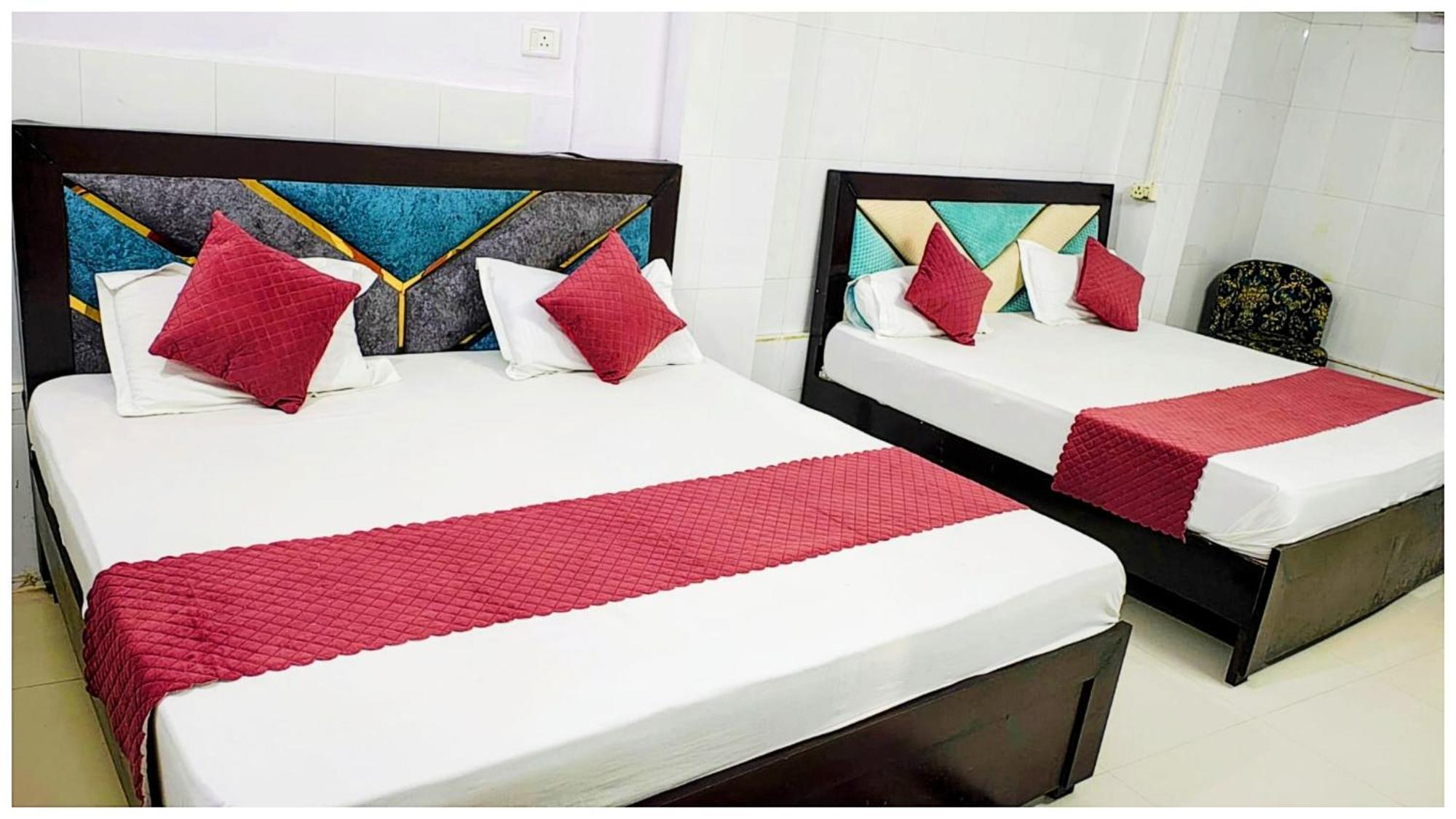 S H R E E - H A R I - L O D G E Near Temple And Shri Hanuman Garhi Mandir - Restaurant With Wi-fi Facilities - Hygiene & Spacious - In