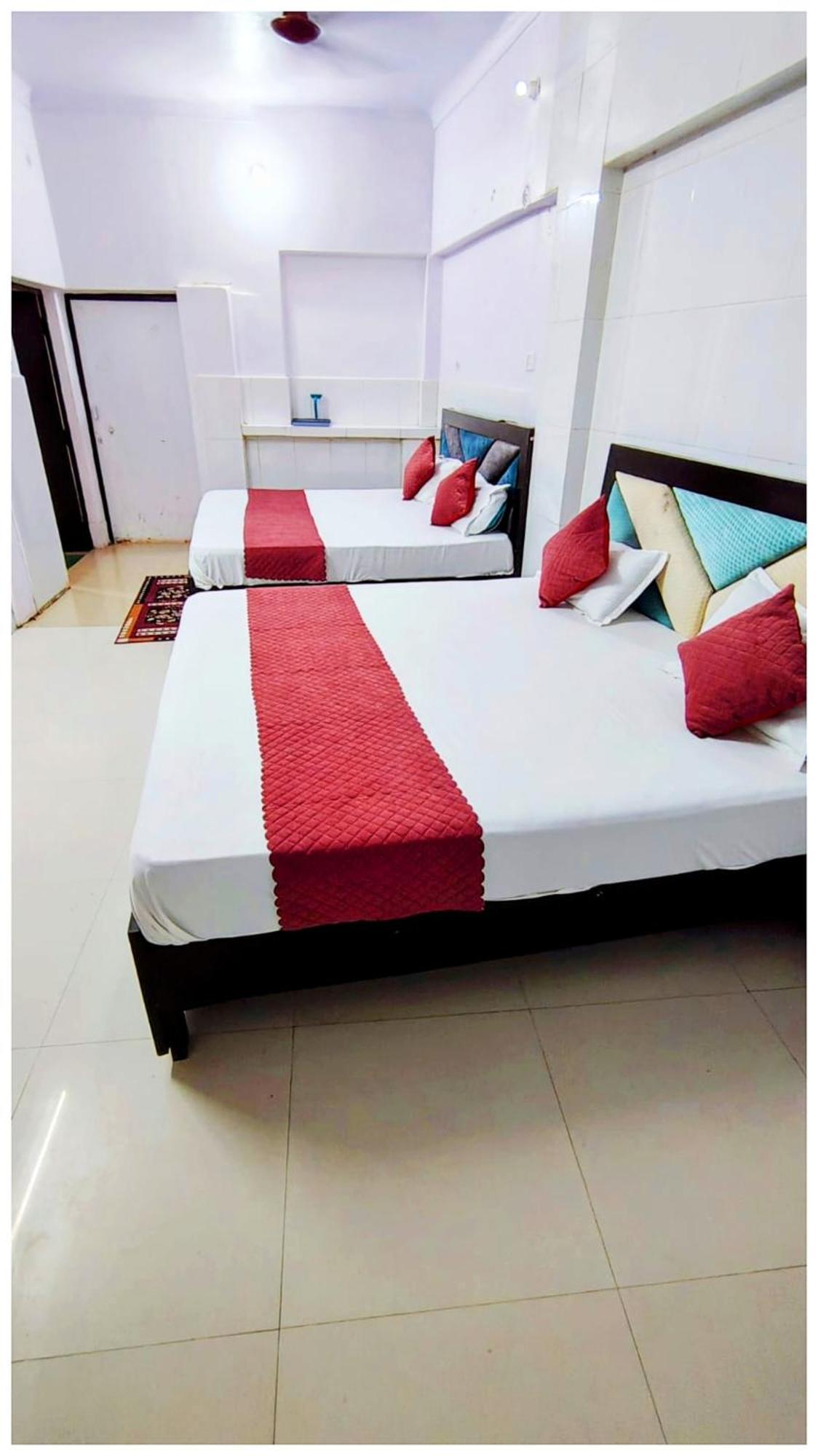 S H R E E - H A R I - L O D G E Near Temple And Shri Hanuman Garhi Mandir - Restaurant With Wi-fi Facilities - Hygiene & Spacious - In Homestay Ayodhya