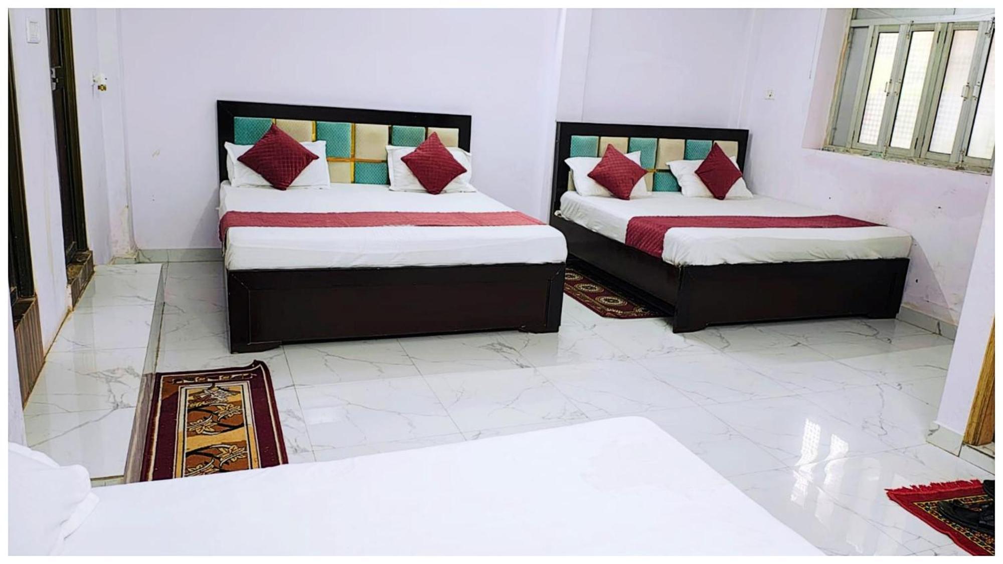 S H R E E - H A R I - L O D G E Near Temple And Shri Hanuman Garhi Mandir - Restaurant With Wi-fi Facilities - Hygiene & Spacious - In Ayodhya
