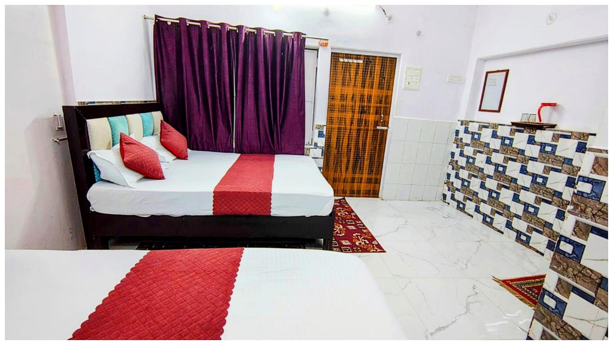S H R E E - H A R I - L O D G E Near Temple And Shri Hanuman Garhi Mandir - Restaurant With Wi-fi Facilities - Hygiene & Spacious - In *