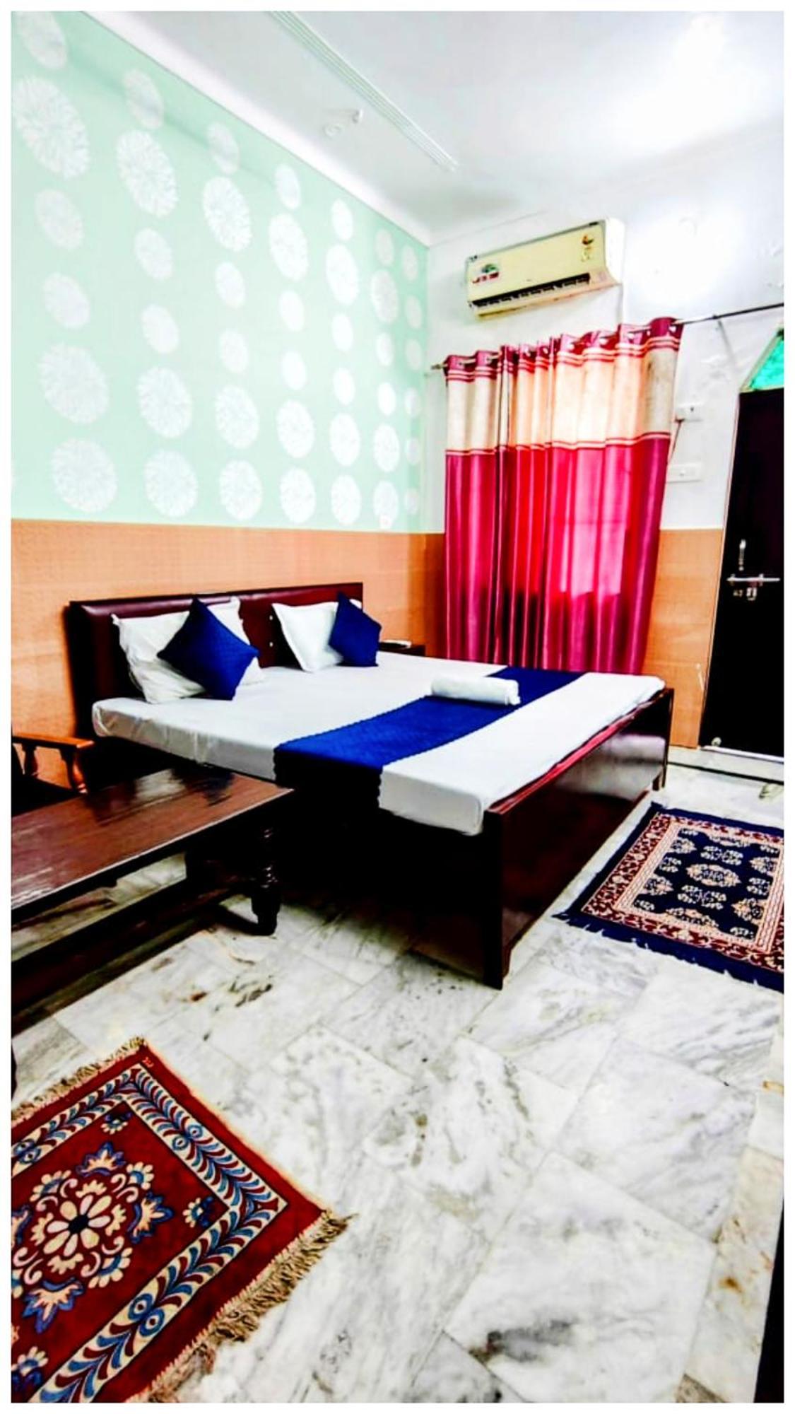 S H R E E - H A R I - L O D G E Near Temple And Shri Hanuman Garhi Mandir - Restaurant With Wi-fi Facilities - Hygiene & Spacious - In