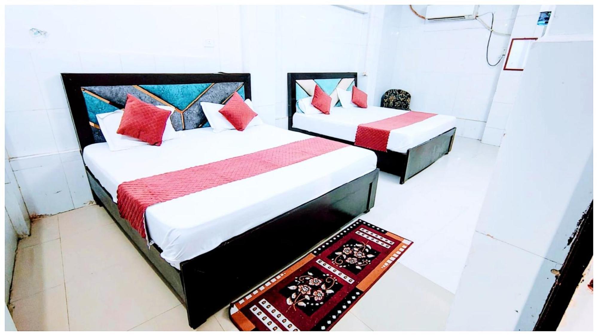 S H R E E - H A R I - L O D G E Near Temple And Shri Hanuman Garhi Mandir - Restaurant With Wi-fi Facilities - Hygiene & Spacious - In Homestay