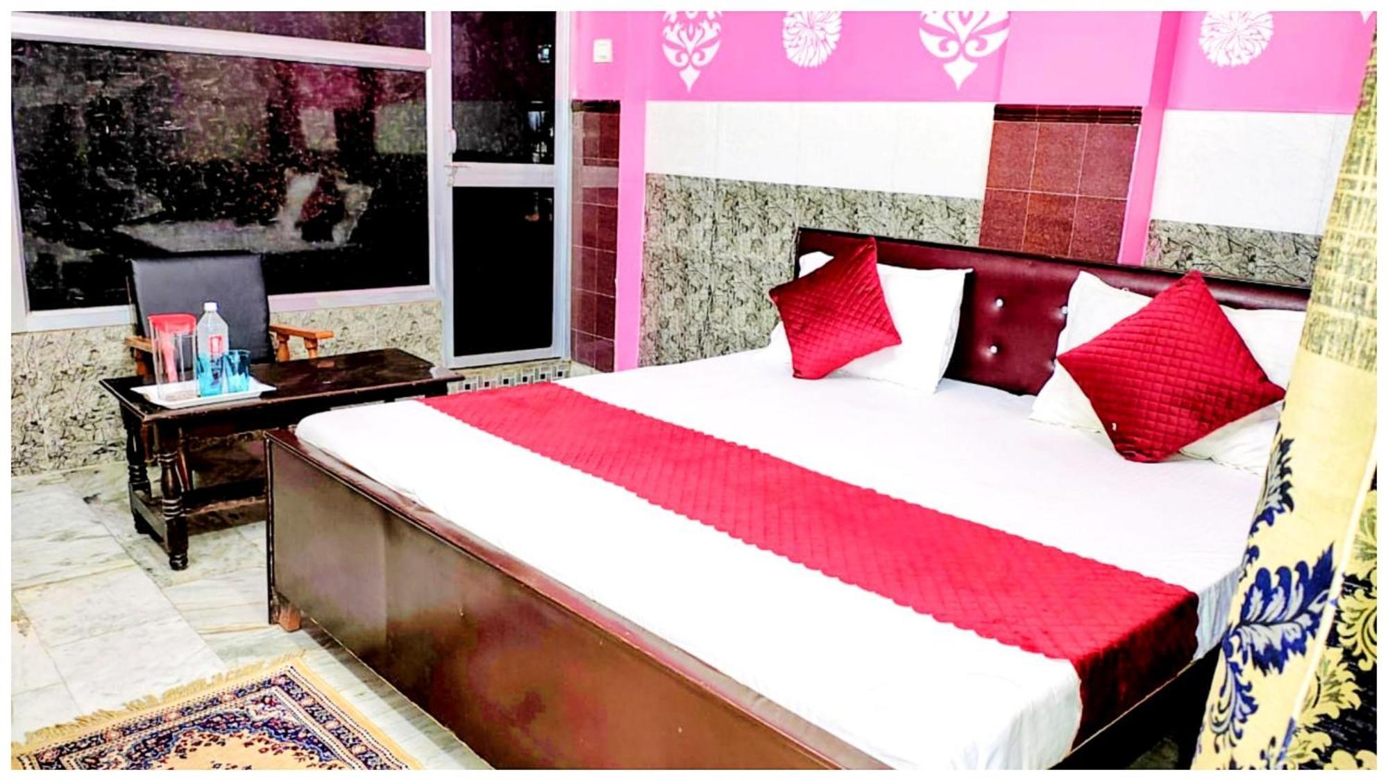 Homestay S H R E E - H A R I - L O D G E Near Temple And Shri Hanuman Garhi Mandir - Restaurant With Wi-fi Facilities - Hygiene & Spacious - In *