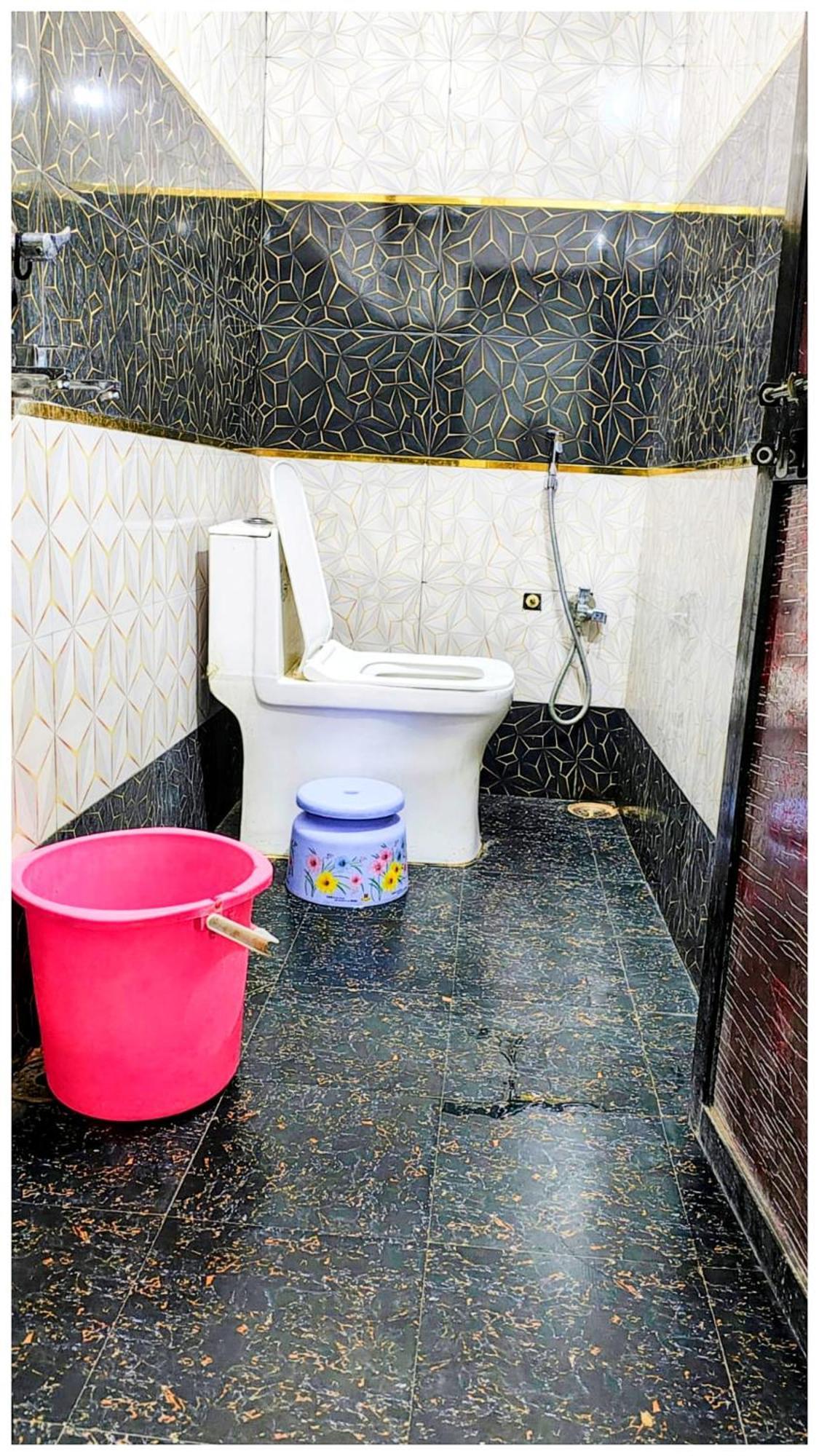 S H R E E - H A R I - L O D G E Near Temple And Shri Hanuman Garhi Mandir - Restaurant With Wi-fi Facilities - Hygiene & Spacious - In