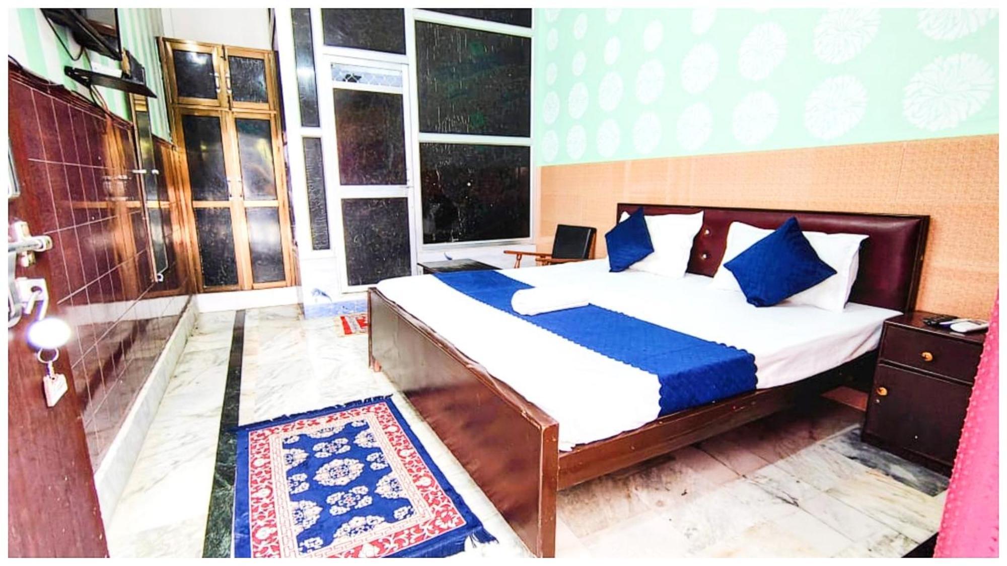 S H R E E - H A R I - L O D G E Near Temple And Shri Hanuman Garhi Mandir - Restaurant With Wi-fi Facilities - Hygiene & Spacious - In Homestay