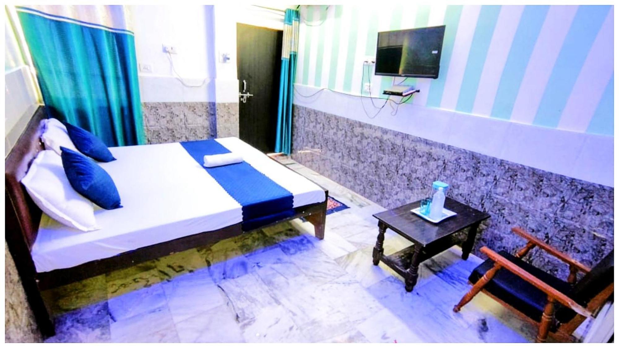 Homestay S H R E E - H A R I - L O D G E Near Temple And Shri Hanuman Garhi Mandir - Restaurant With Wi-fi Facilities - Hygiene & Spacious - In