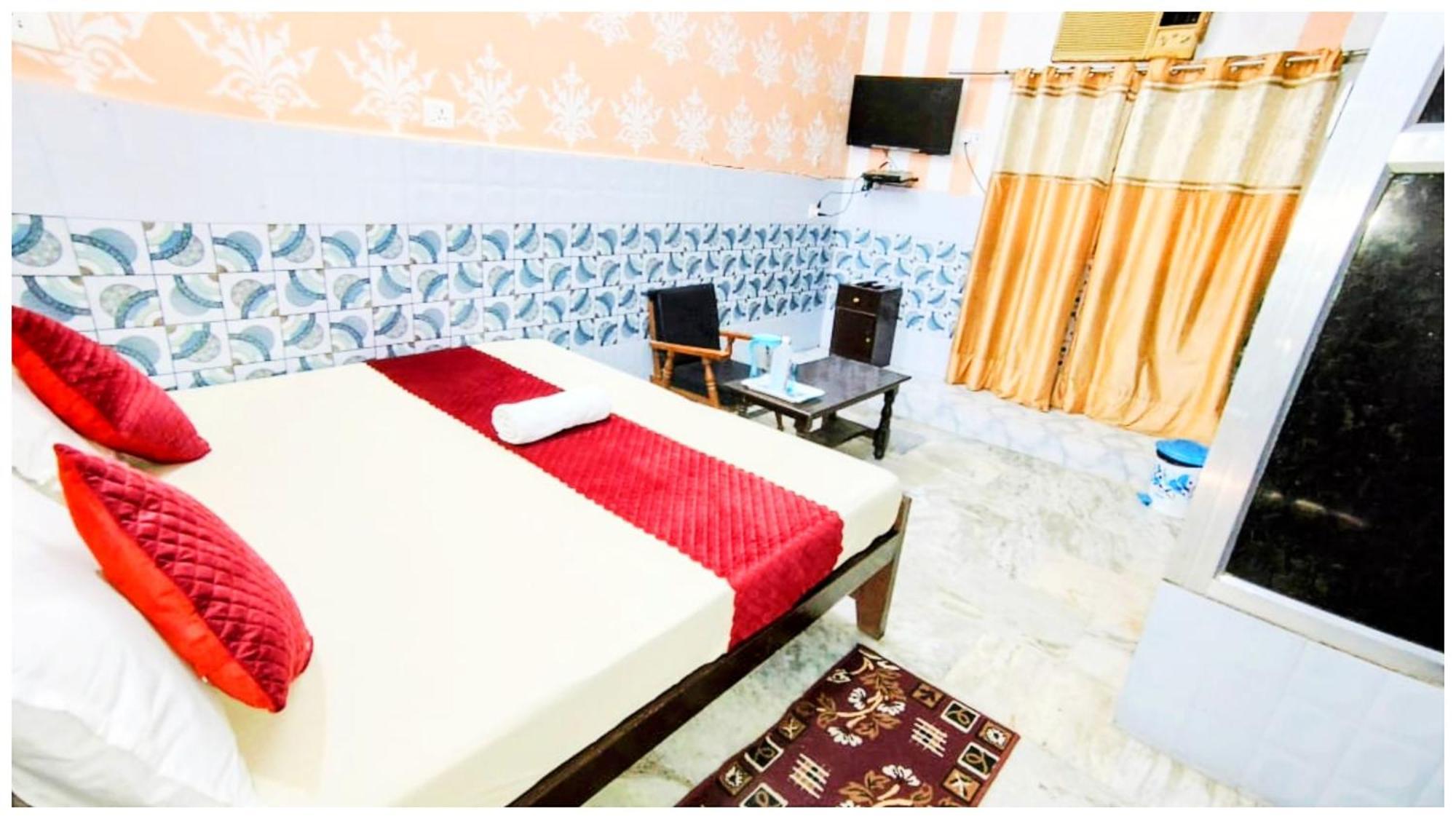 S H R E E - H A R I - L O D G E Near Temple And Shri Hanuman Garhi Mandir - Restaurant With Wi-fi Facilities - Hygiene & Spacious - In Homestay *