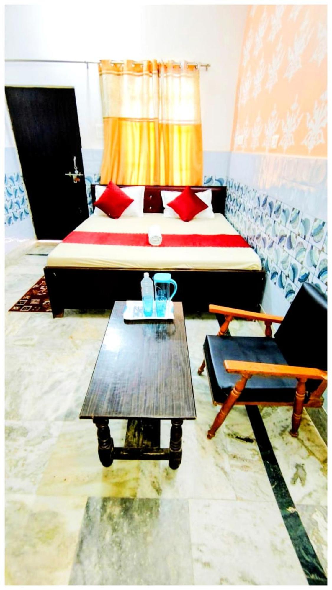 S H R E E - H A R I - L O D G E Near Temple And Shri Hanuman Garhi Mandir - Restaurant With Wi-fi Facilities - Hygiene & Spacious - In Ayodhya