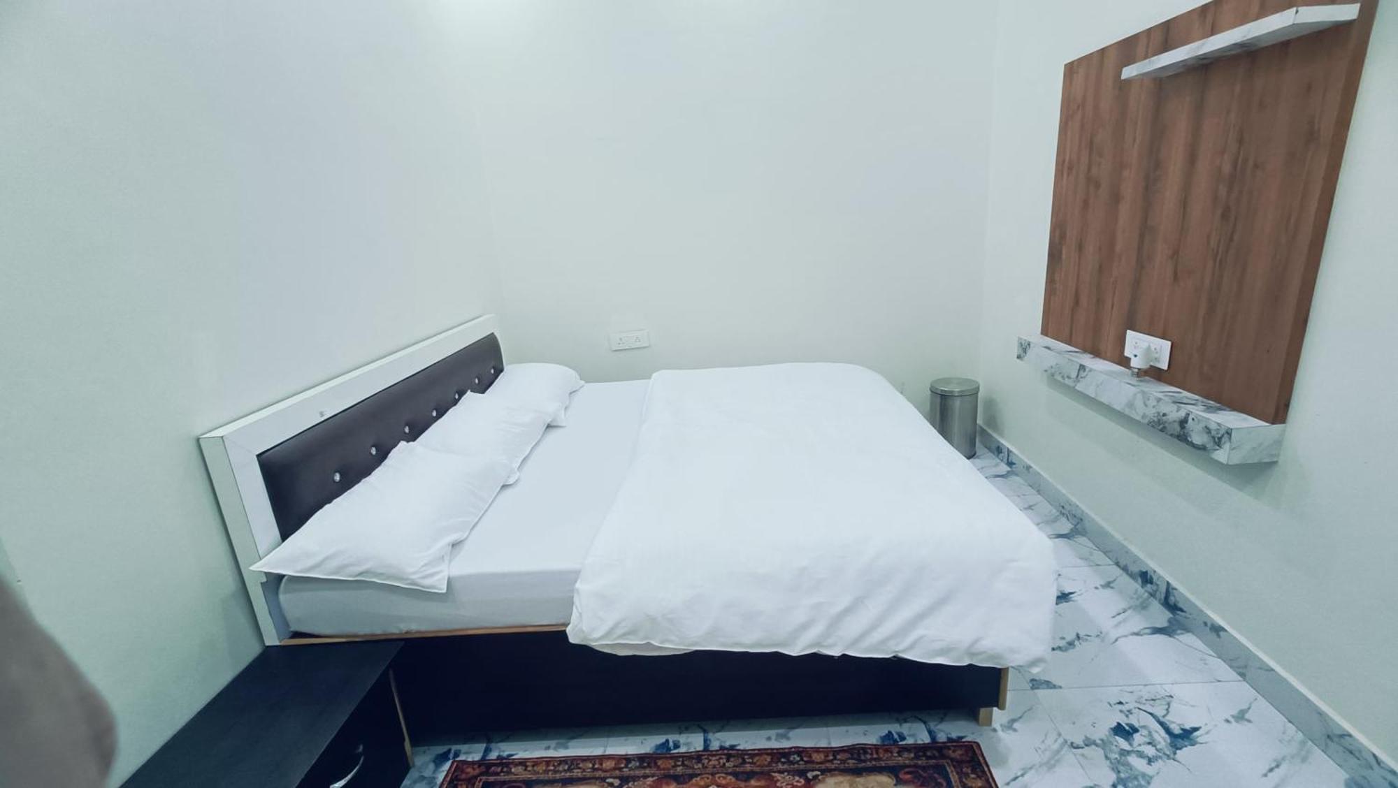 Keshav Kunj Hotel *