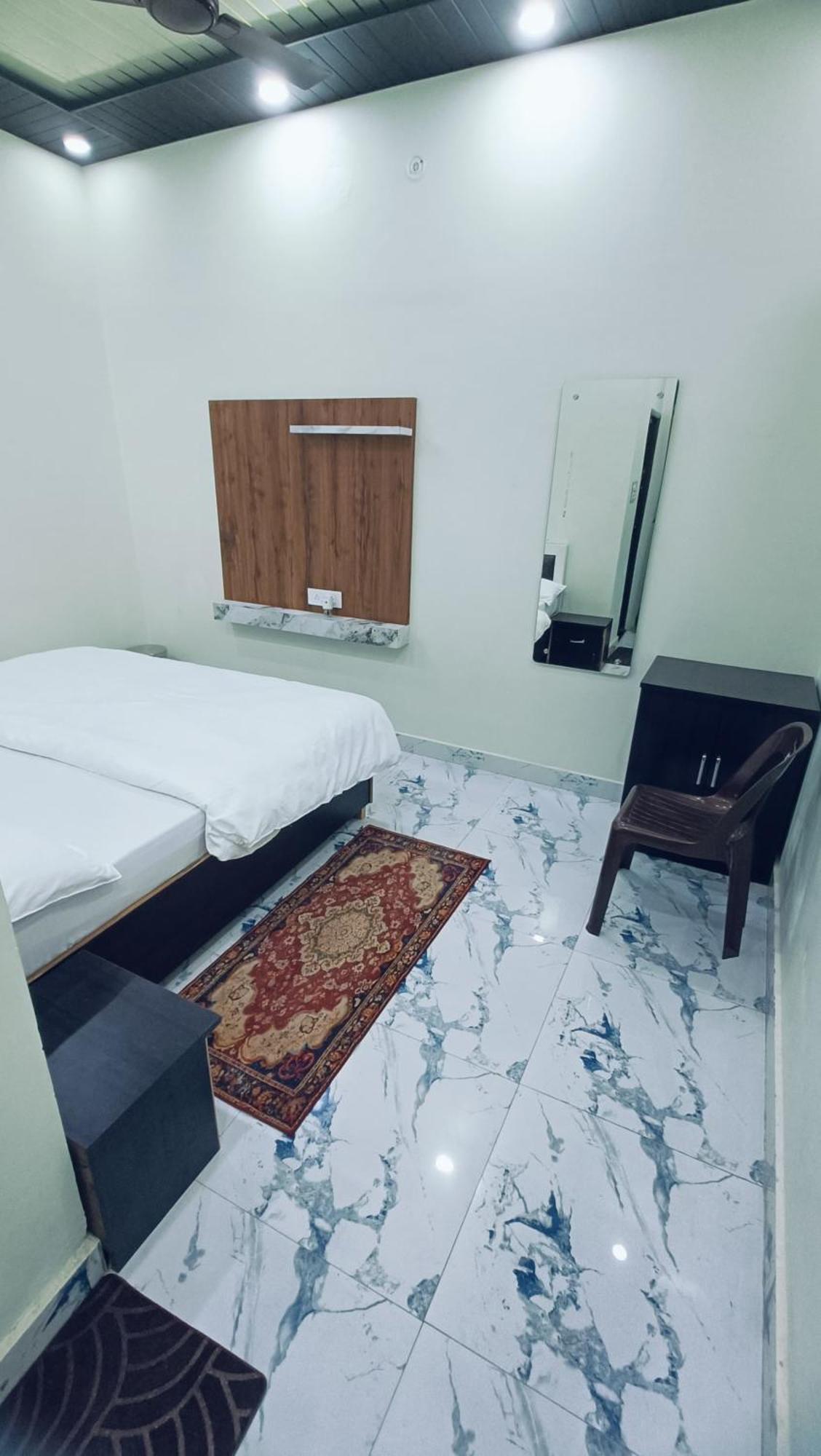Keshav Kunj Hotel *