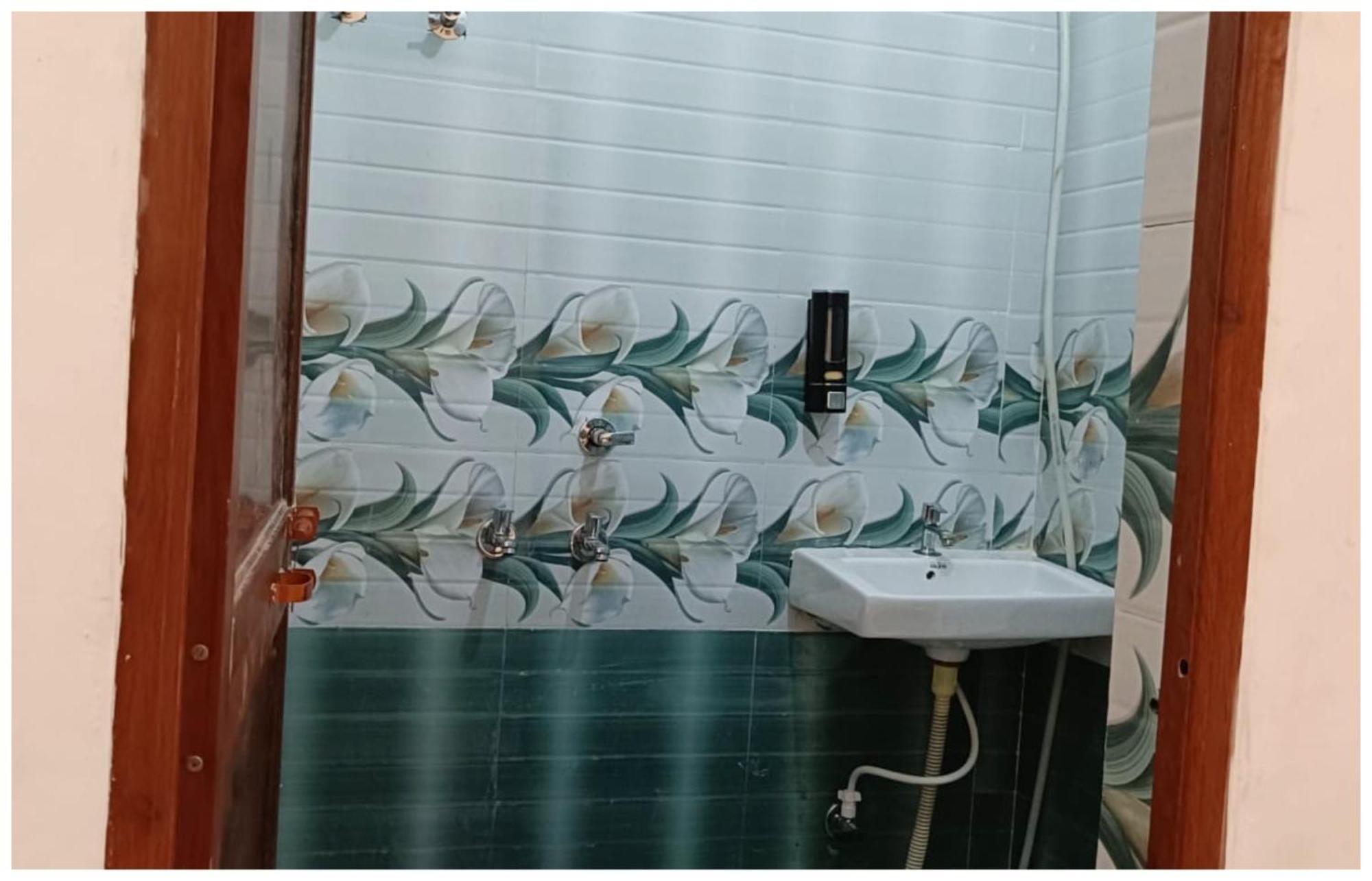 Hotel Aparna Grand Near Ram Janam Bhoomi And Temple - Fully Air Conditioned - Free Wifi Available - Best Budget Hotel In Ayodhya 4*