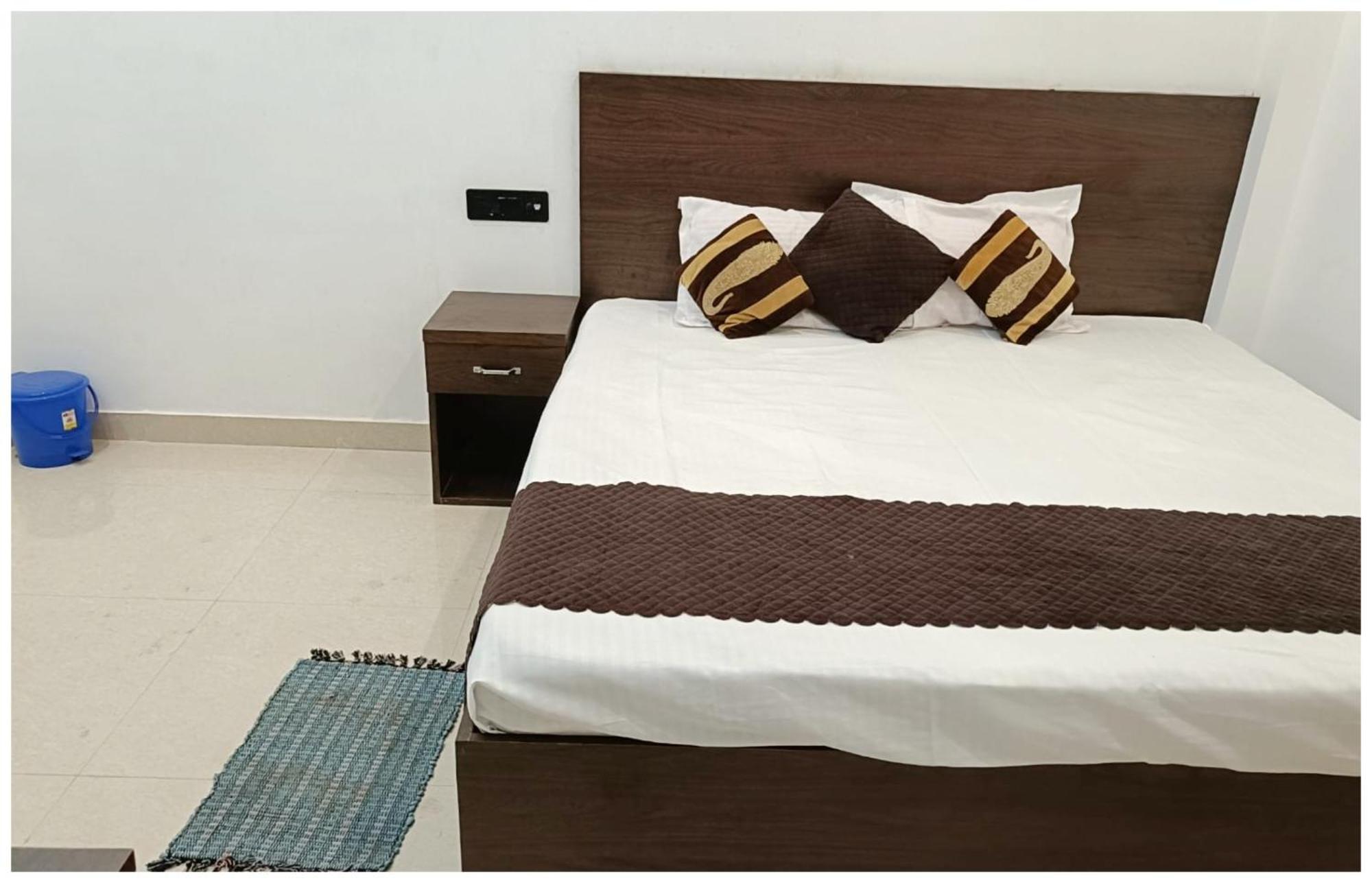 Hotel Aparna Grand Near Ram Janam Bhoomi And Temple - Fully Air Conditioned - Free Wifi Available - Best Budget Hotel In Ayodhya Hotel 4*
