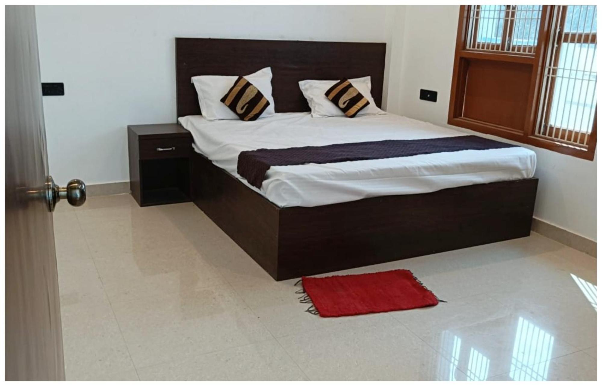 Hotel Hotel Aparna Grand Near Ram Janam Bhoomi And Temple - Fully Air Conditioned - Free Wifi Available - Best Budget Hotel In Ayodhya 4*