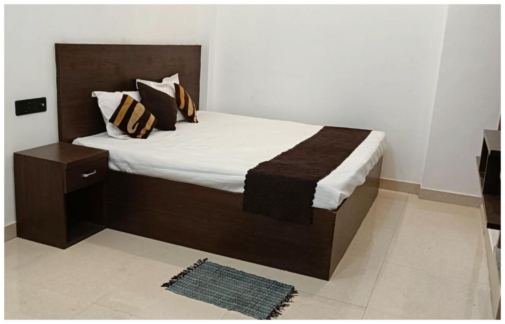 Hotel Hotel Aparna Grand Near Ram Janam Bhoomi And Temple - Fully Air Conditioned - Free Wifi Available - Best Budget Hotel In Ayodhya 4*