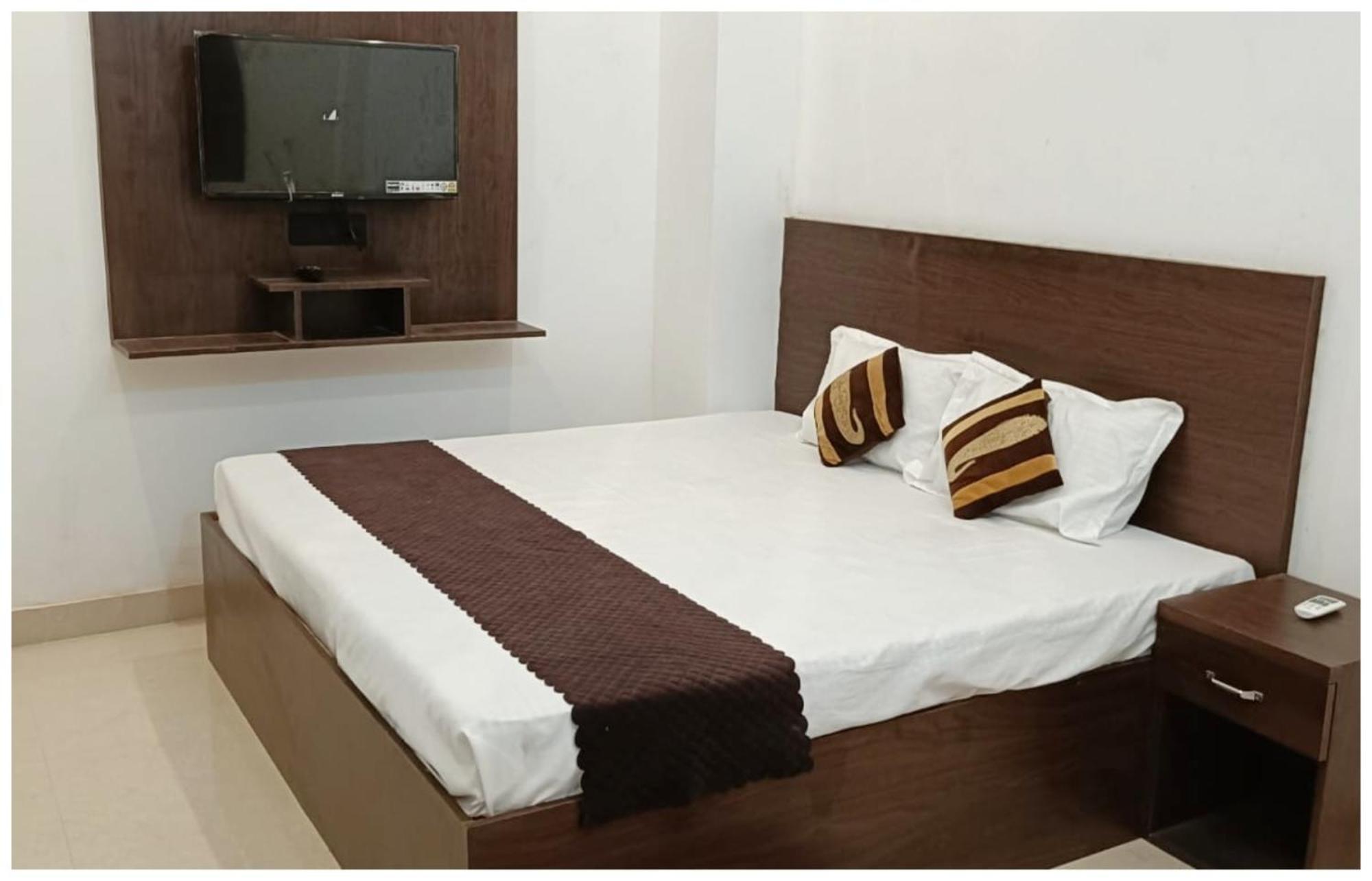 Hotel Aparna Grand Near Ram Janam Bhoomi And Temple - Fully Air Conditioned - Free Wifi Available - Best Budget Hotel In Ayodhya 4*