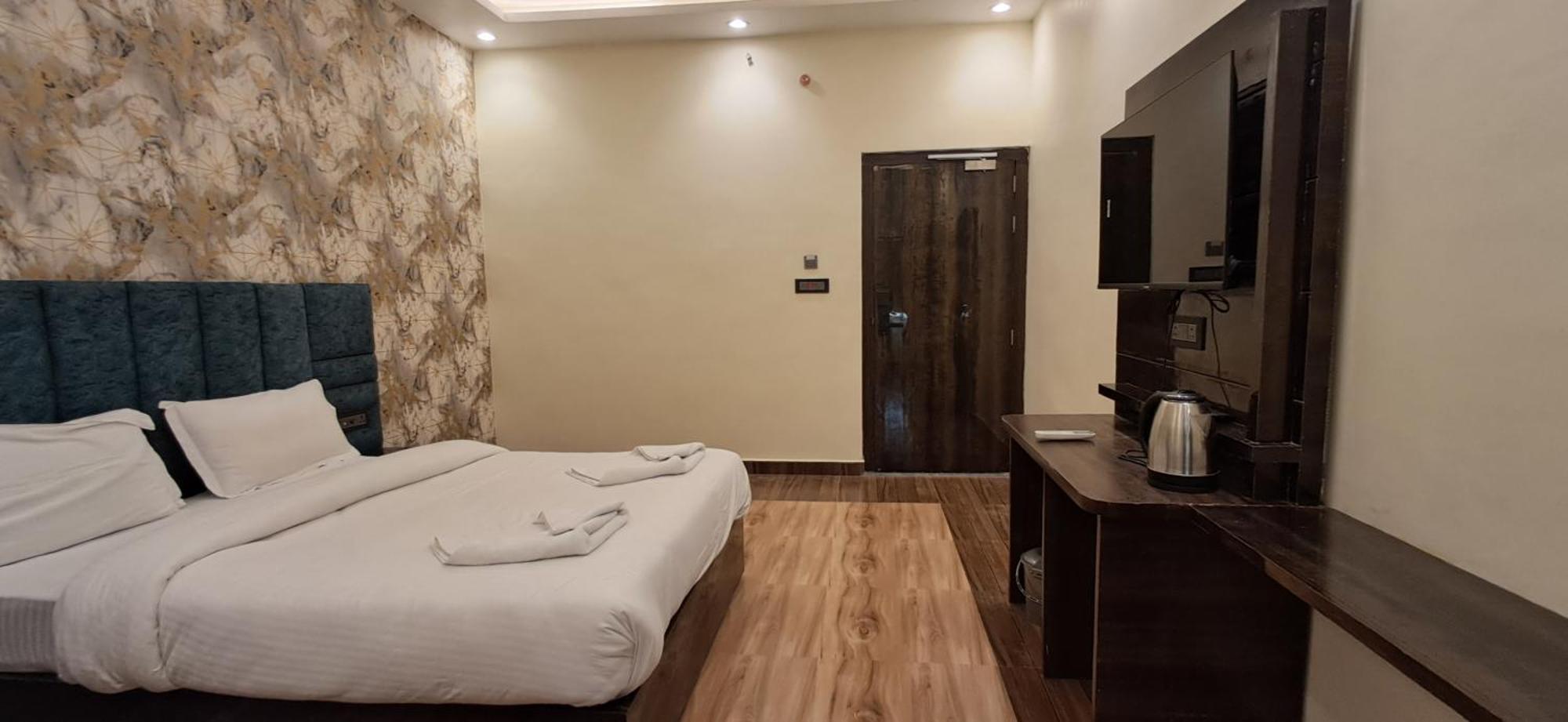 Madhuram Hotel 3*