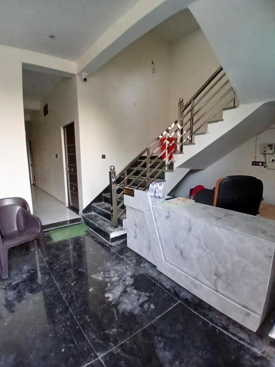 Saroj Palace Hotel *