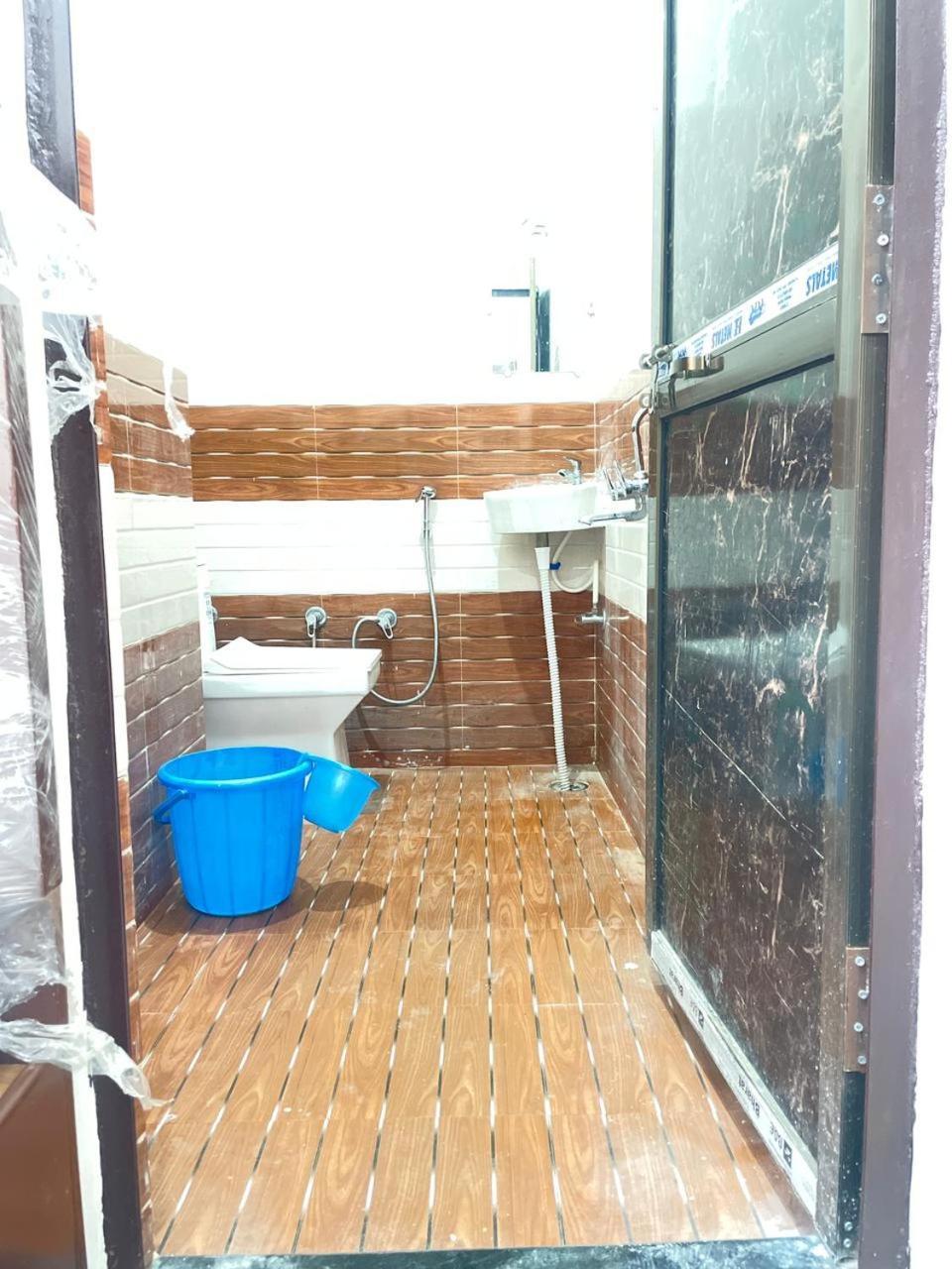 Saroj Palace 2*