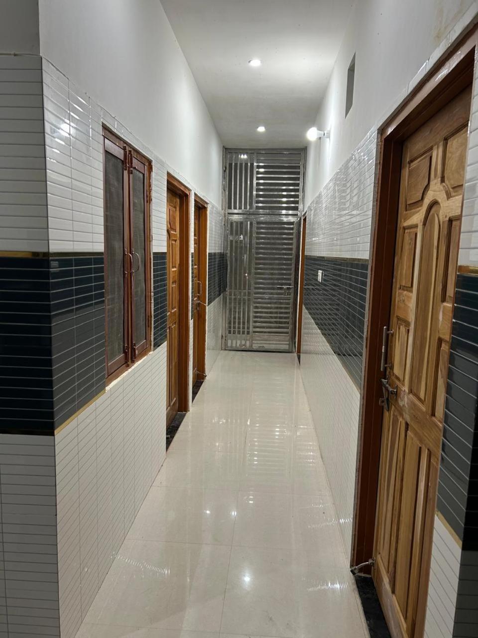 Kusum Near Ram Mandir Gate 200 -300 Meter , Near Hanuman Gari Mandir, Jain Mandir , Railway Station Goverment Hosiptal , Launch , Breakfast Available, Free Pick Up Dham Railway Station , Airport Pickup ,ayodhya Cant Pickup Homestay