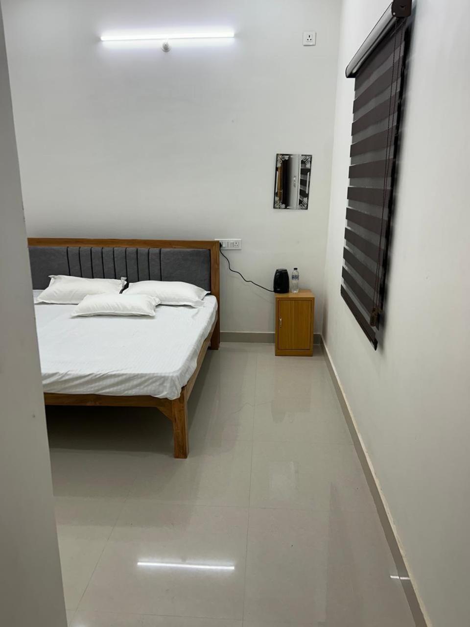 Kusum Near Ram Mandir Gate 200 -300 Meter , Near Hanuman Gari Mandir, Jain Mandir , Railway Station Goverment Hosiptal , Launch , Breakfast Available, Free Pick Up Dham Railway Station , Airport Pickup ,ayodhya Cant Pickup Ayodhya
