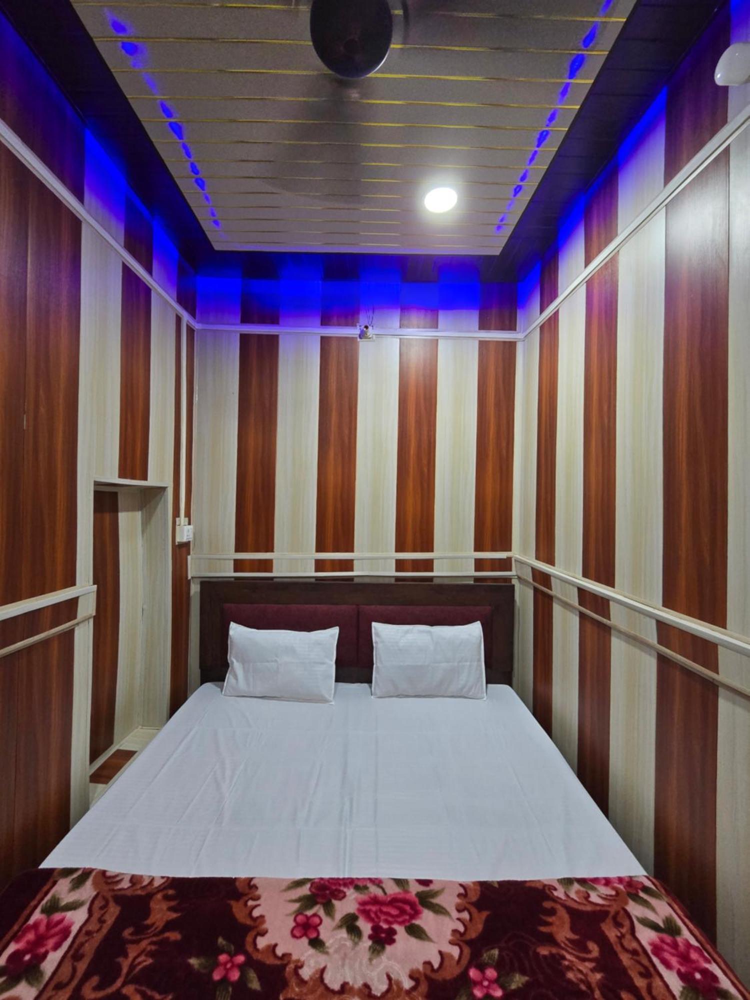 Ramlala Paying Just 100m From Saryu Ghat, Guest house