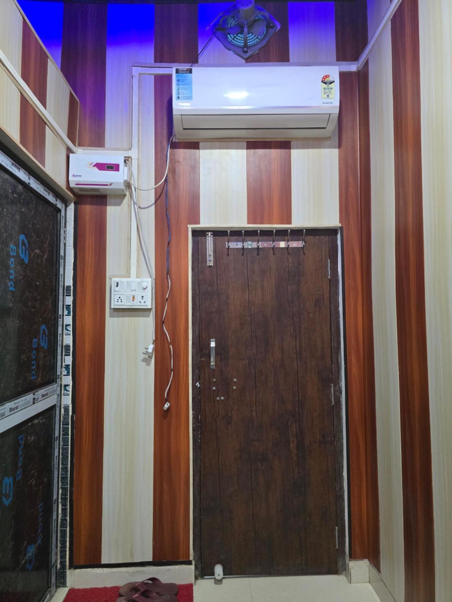 Ramlala Paying Just 100m From Saryu Ghat, Guest house *