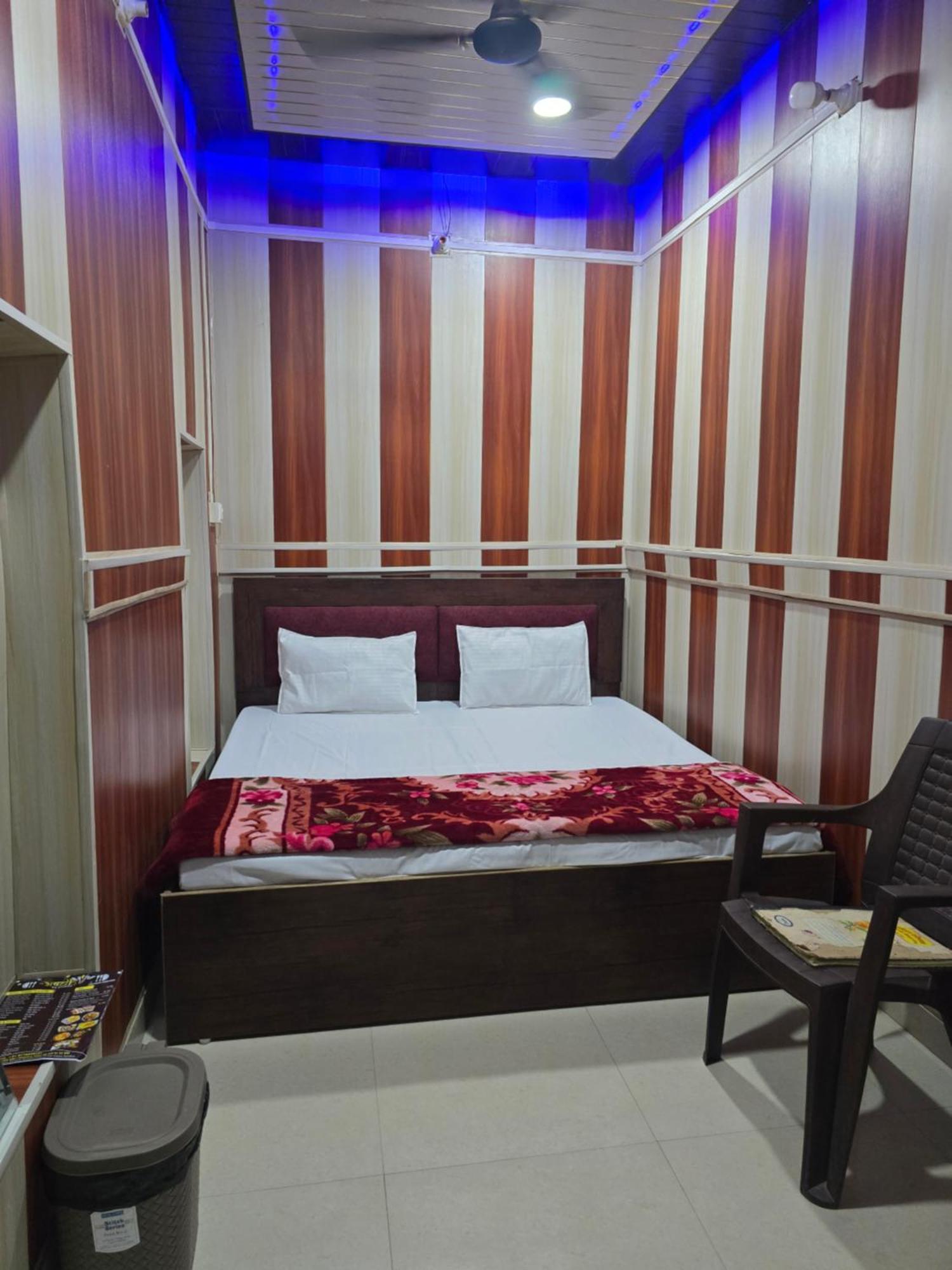 Ramlala Paying Just 100m From Saryu Ghat, Guest house