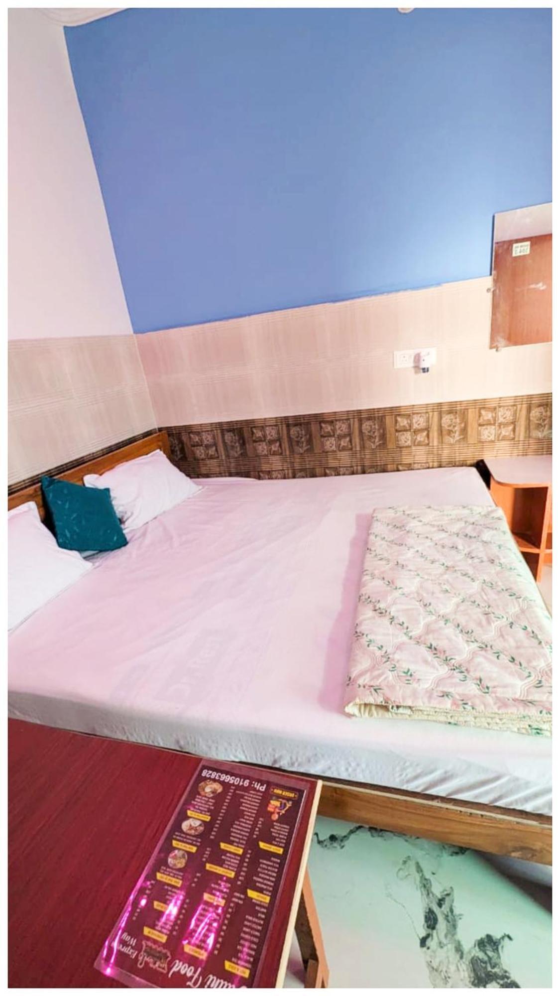 Hotel A Premium Kanha Shiva - Near Ghagra River - Dham - In