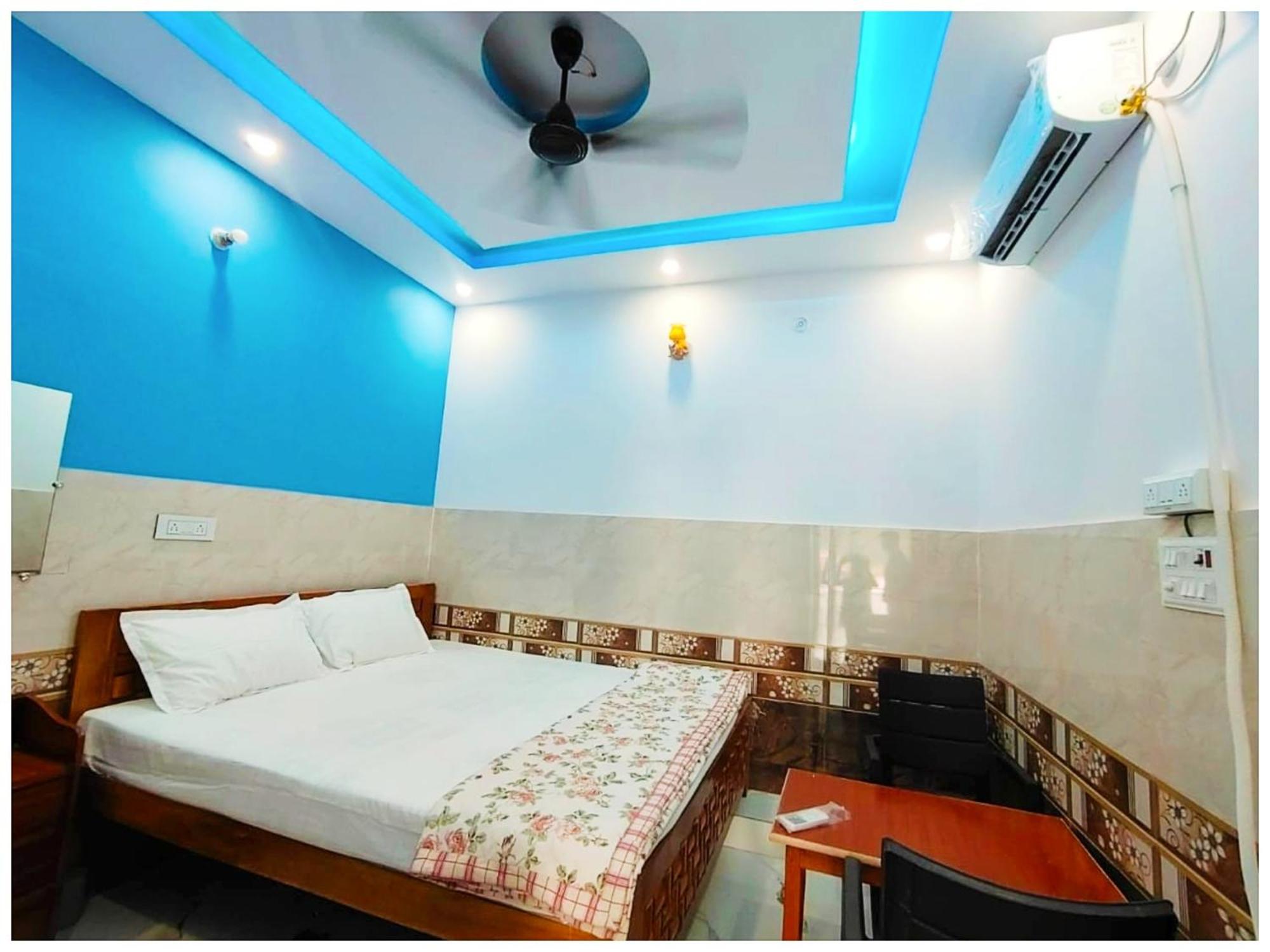 Hotel A Premium Kanha Shiva - Near Ghagra River - Dham - In