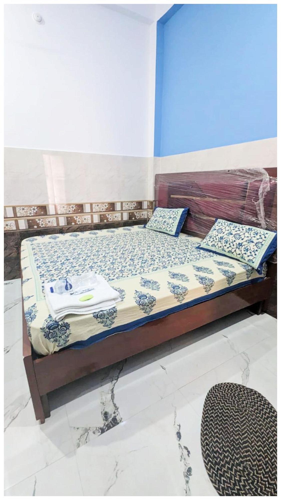 A Premium Kanha Shiva - Near Ghagra River - Dham - In 3* Ayodhya