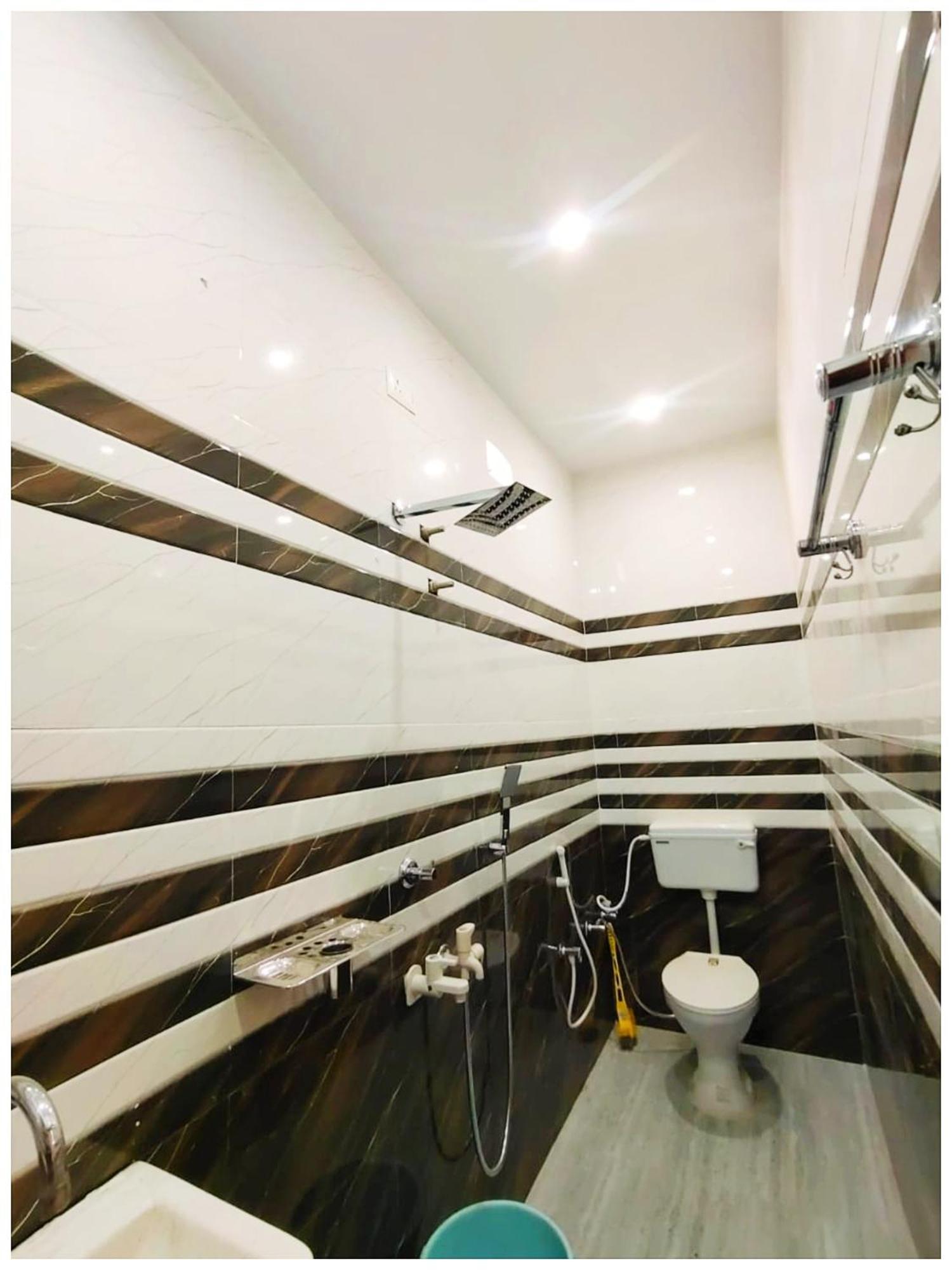 Hotel A Premium Kanha Shiva - Near Ghagra River - Dham - In
