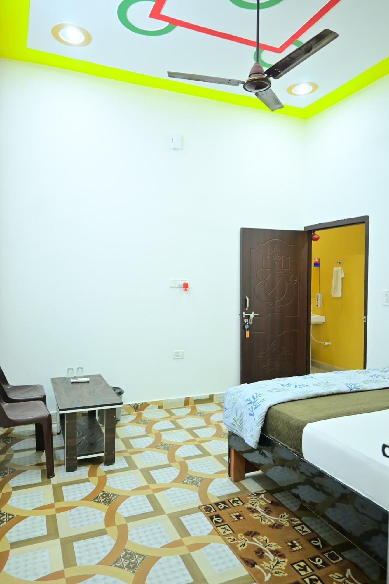 Homestay Pandit Ji Palace And Restaurant *