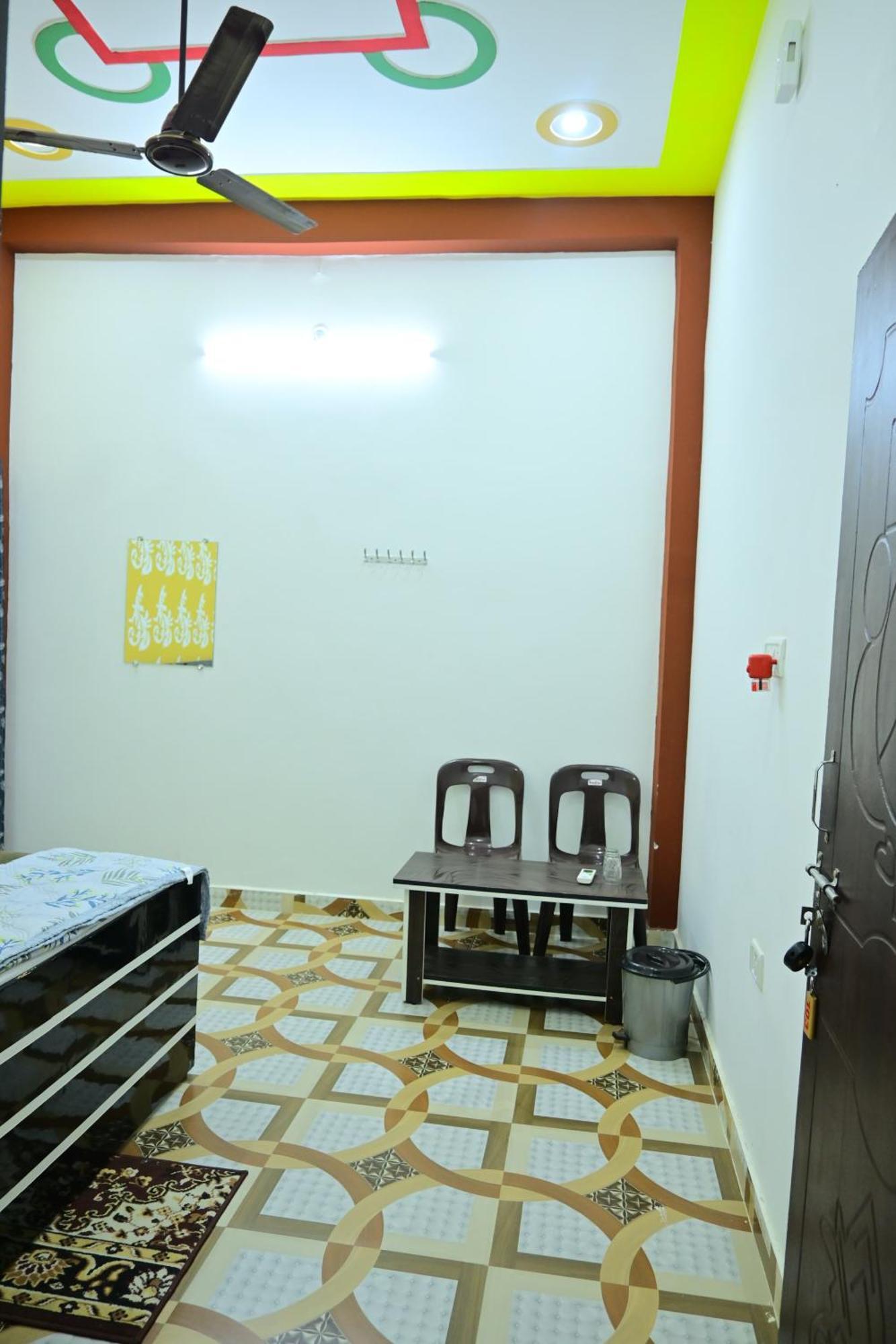 Homestay Pandit Ji Palace And Restaurant *