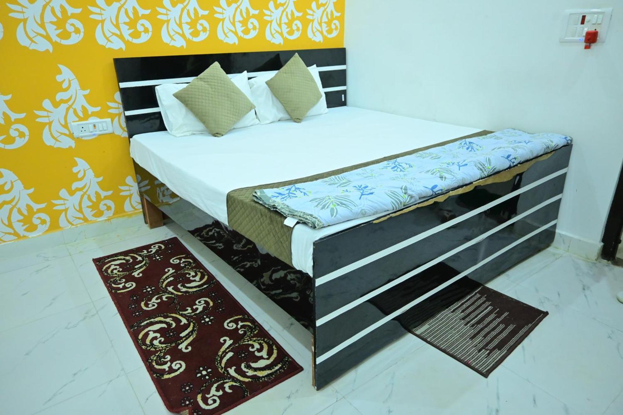 Homestay Pandit Ji Palace And Restaurant *